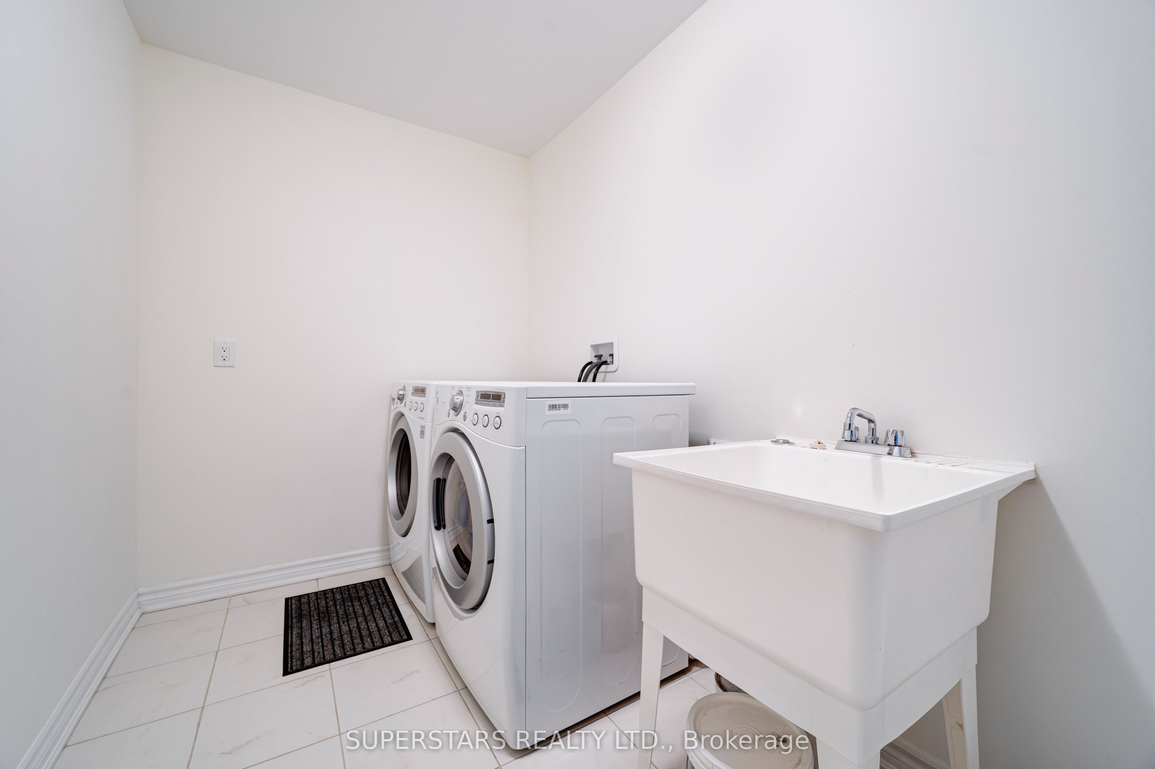 241 Rustle Woods Avenue Property Photo 14