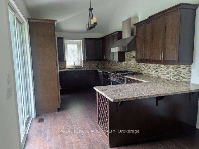 986 15th Side Road Property Photo 7