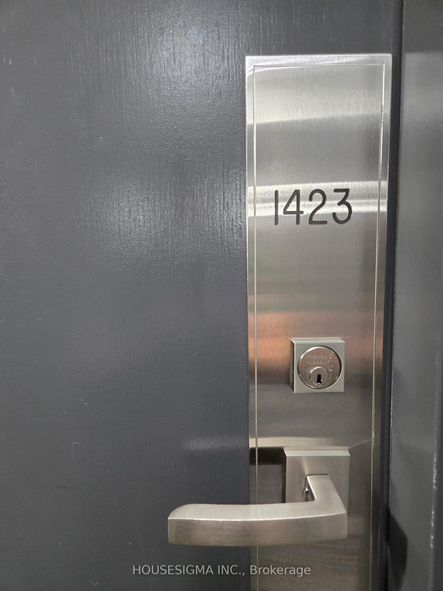 7161 Yonge Street 1423 Property Photo 2