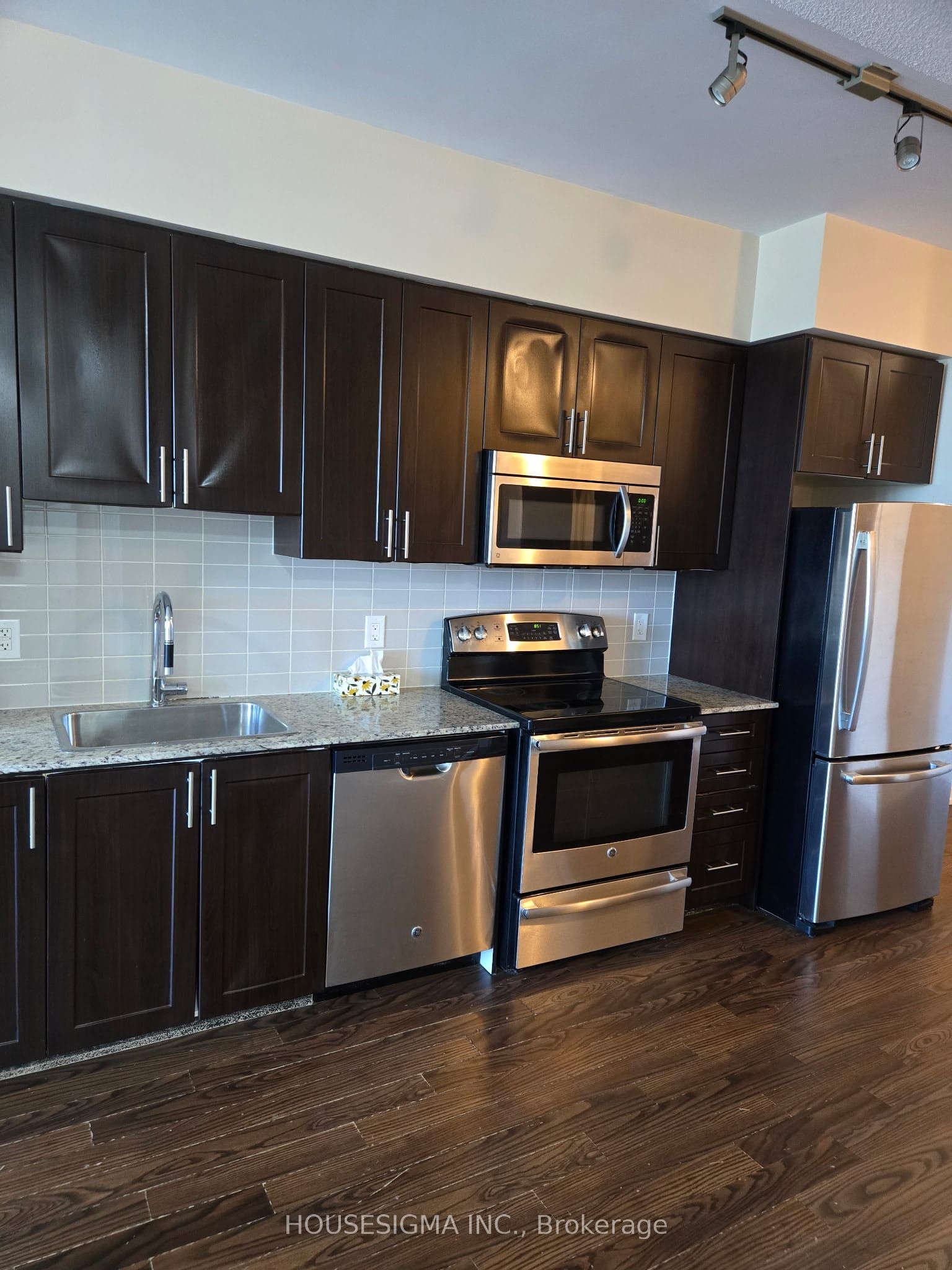 7161 Yonge Street 1423 Property Photo 4