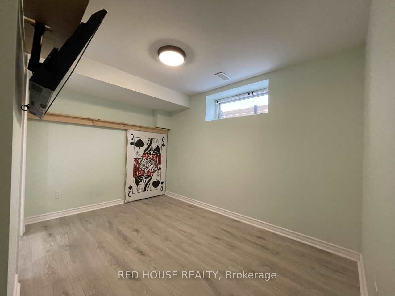 69 Simpson Road Lower Property Photo 10