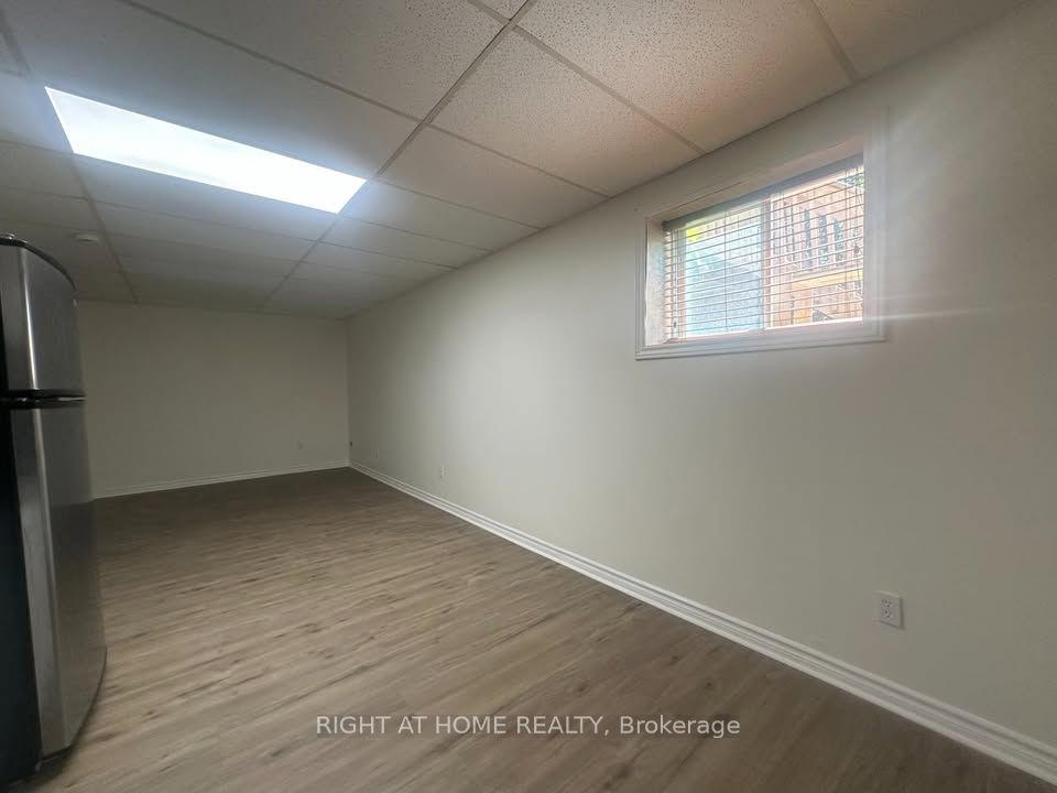 821 10th Line Property Photo 4