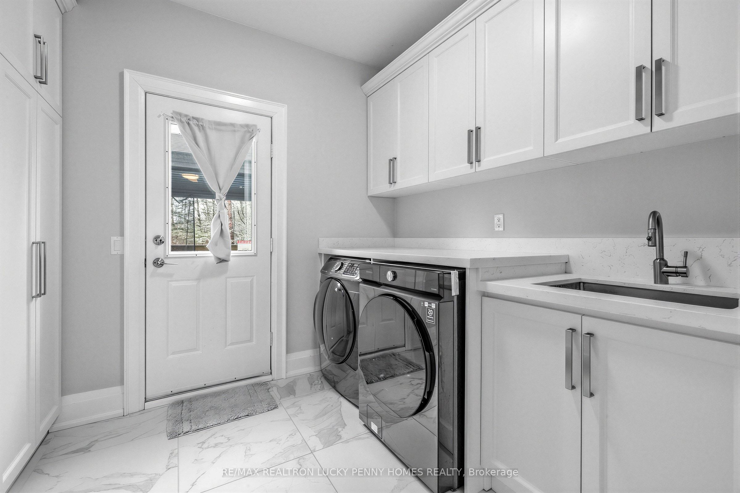 18 Walnut Glen Place Property Photo 19