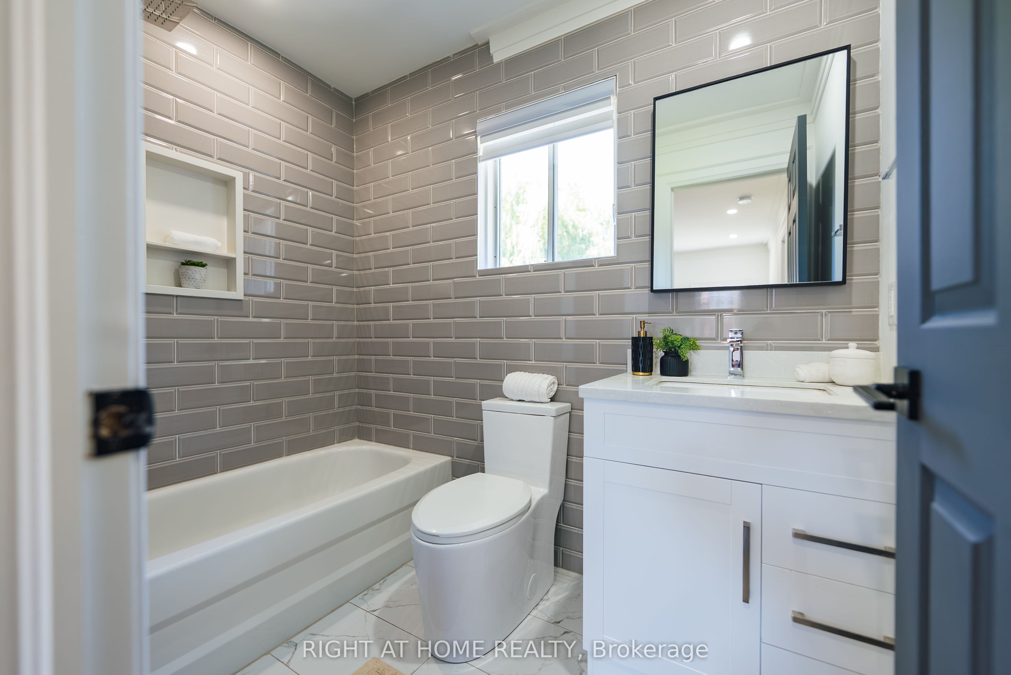 2266 Taylorwoods Boulevard Property Photo 18