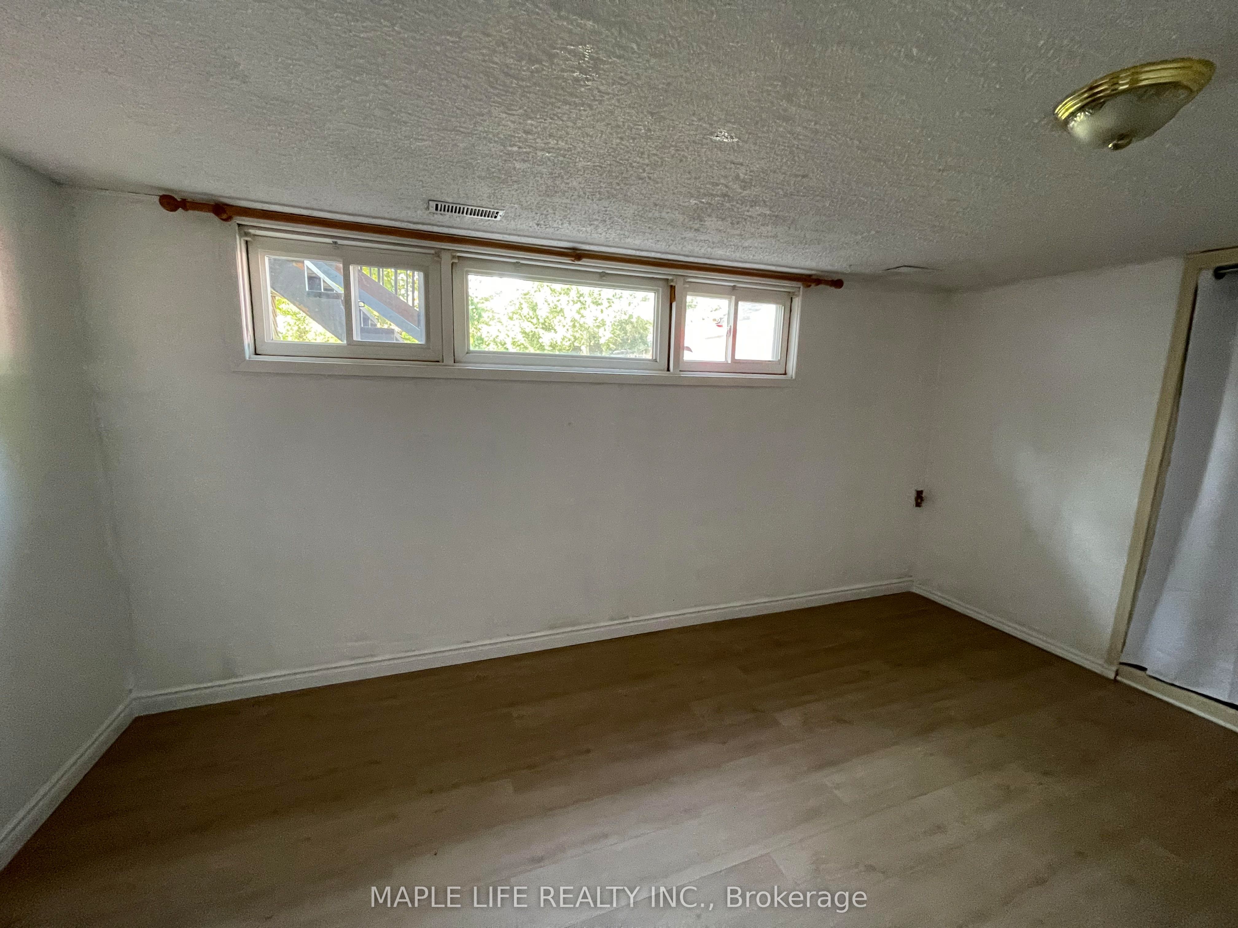 886bsmt Srigley Street Property Photo 4