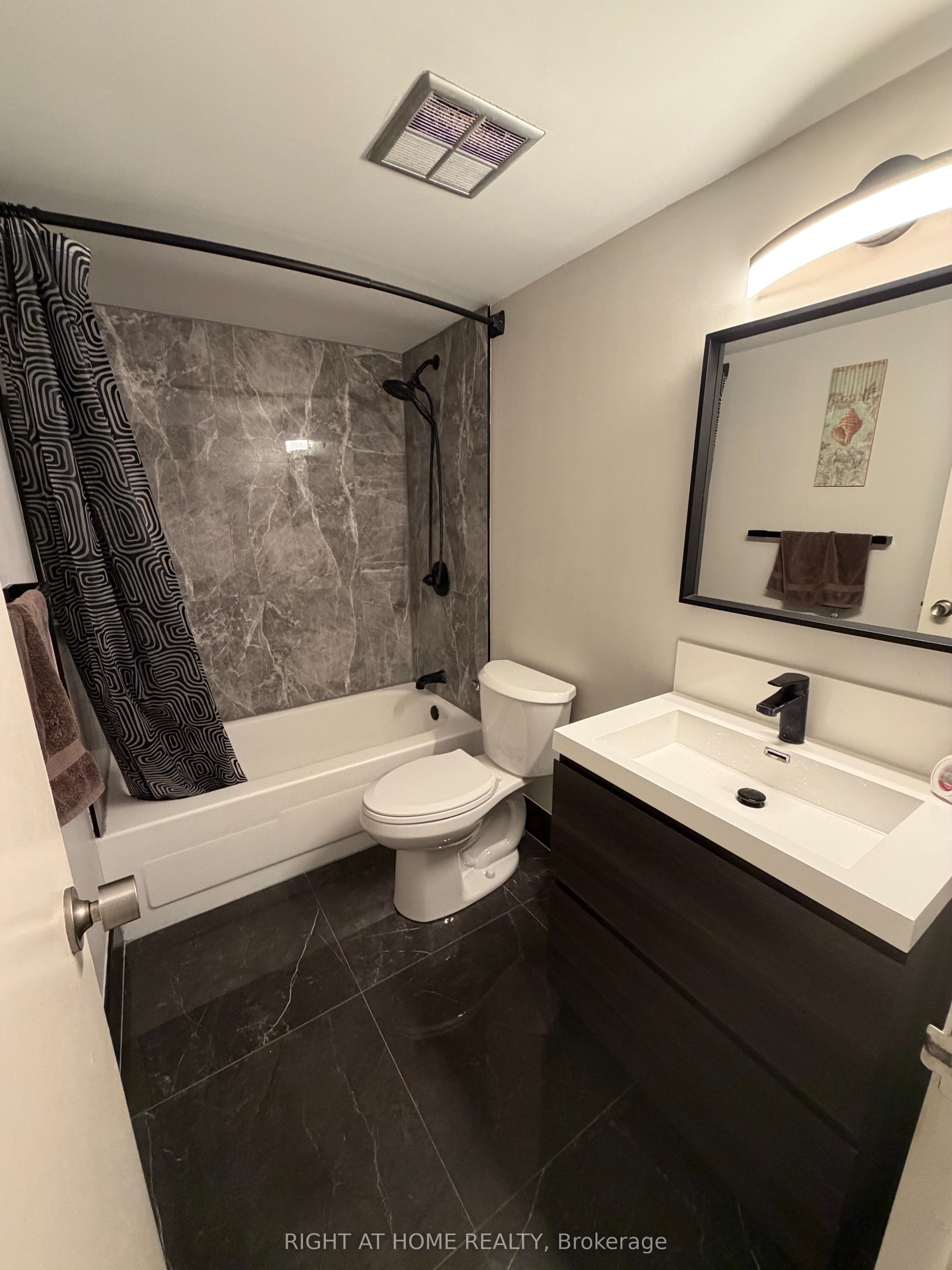 60 Inverlochy Boulevard 802 Property Photo 5