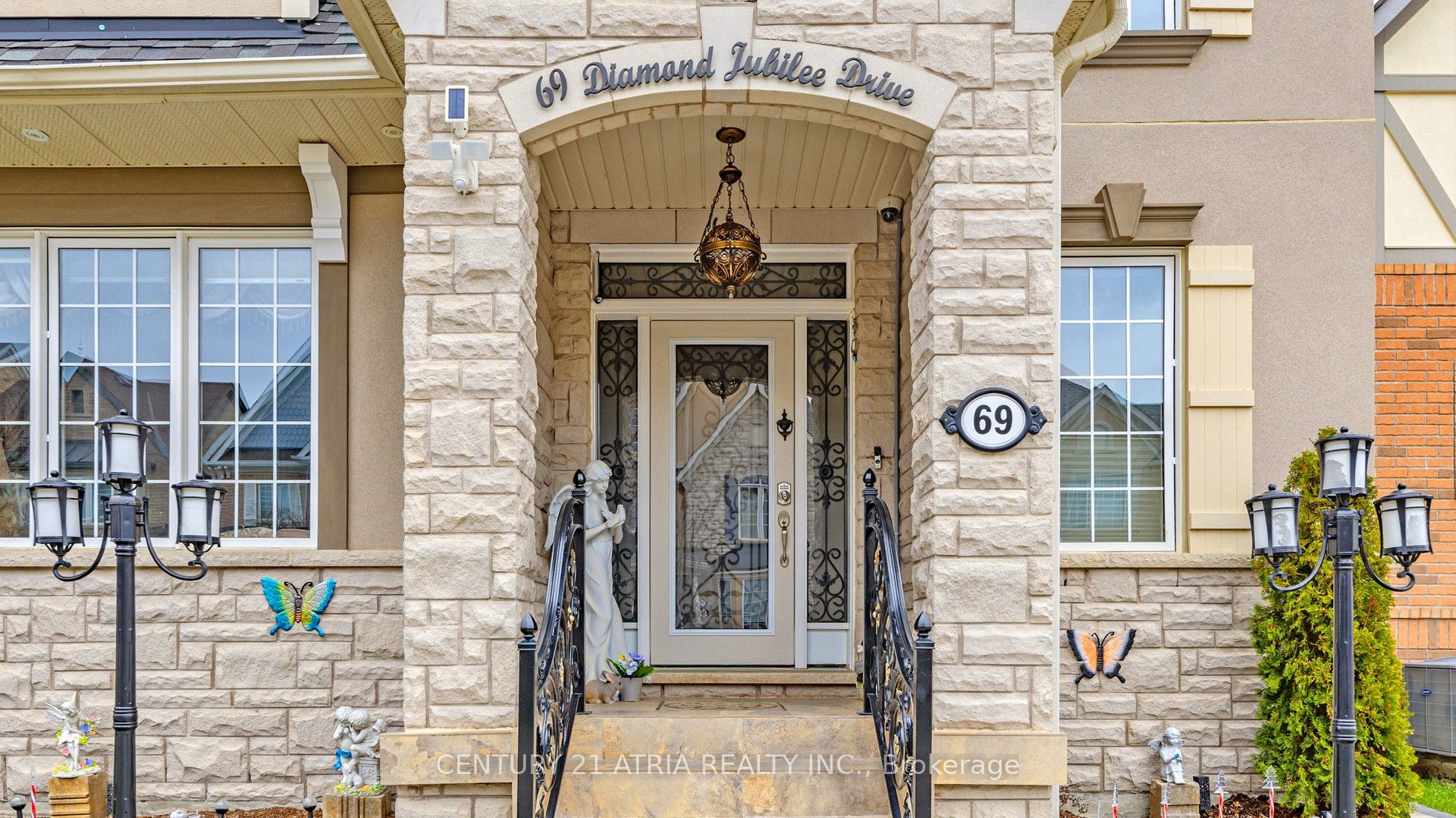 69 Diamond Jubilee Drive Property Photo 2