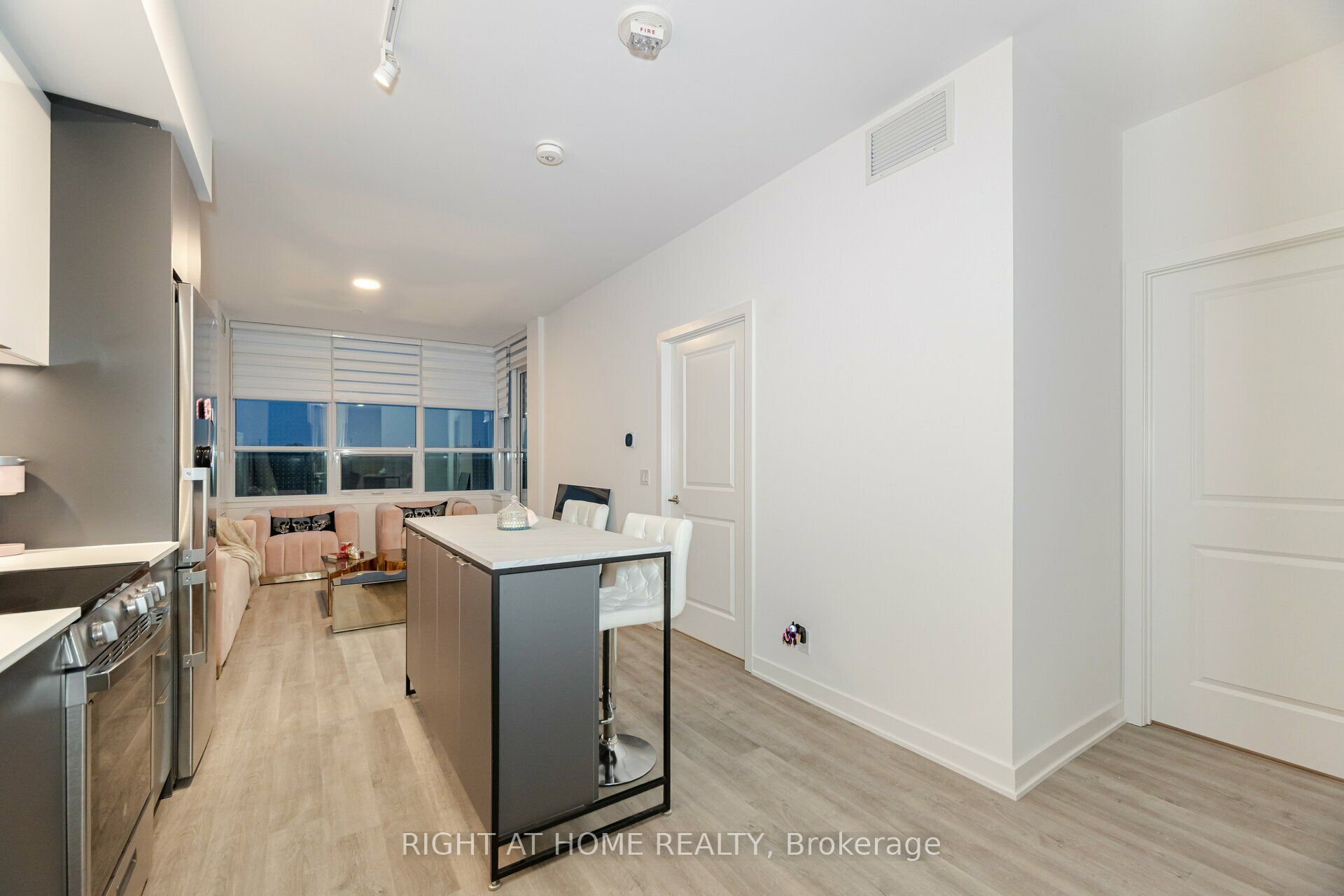 50 Upper Mall Way 226 Property Photo 7