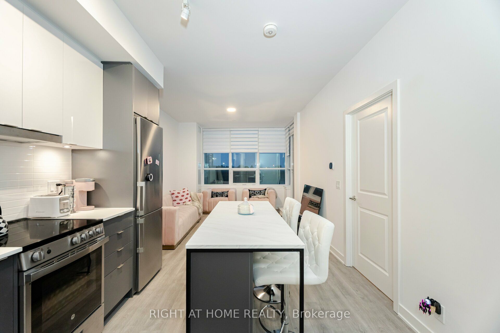 50 Upper Mall Way 226 Property Photo 8