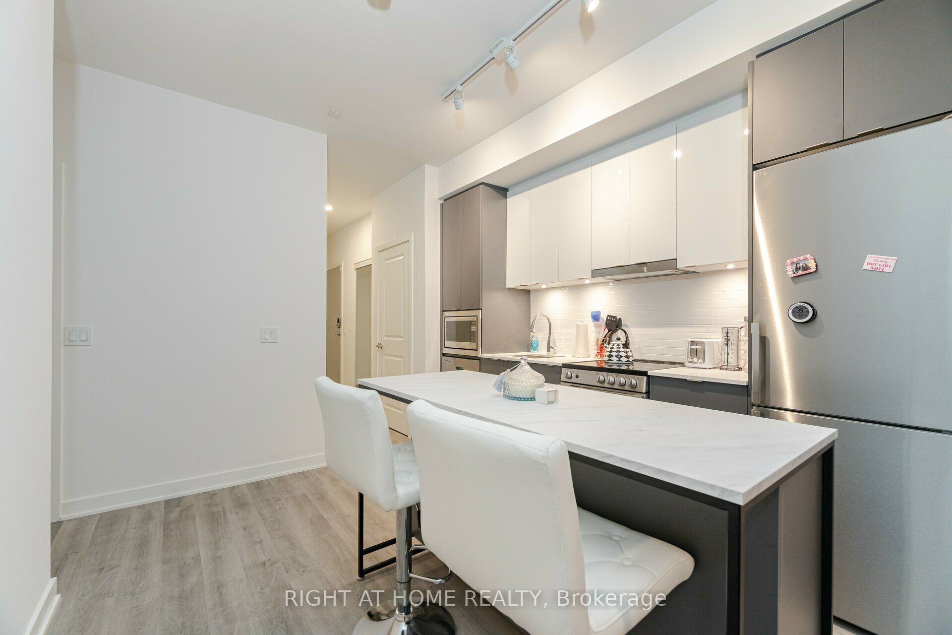 50 Upper Mall Way 226 Property Photo 9