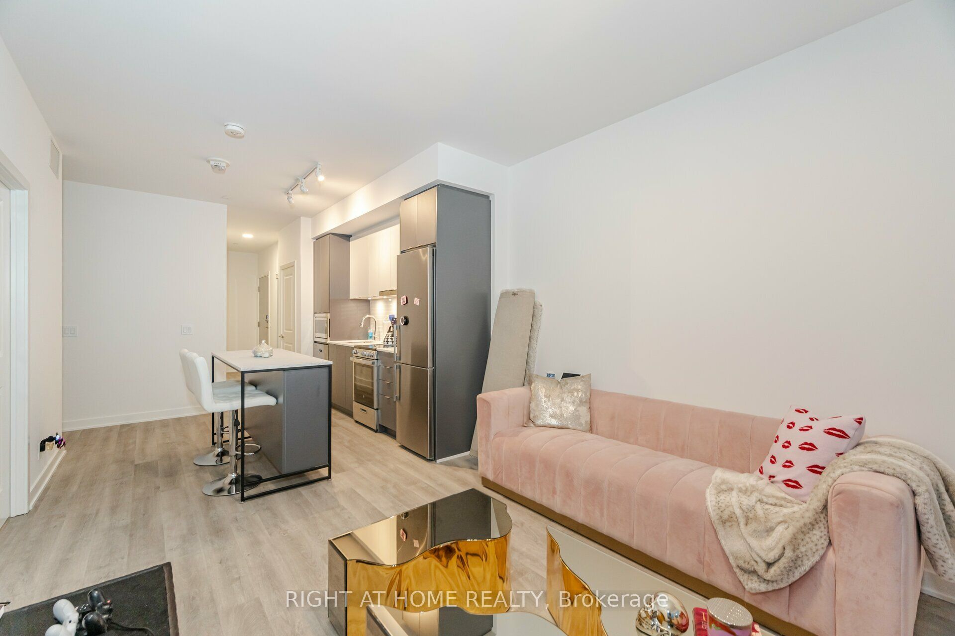 50 Upper Mall Way 226 Property Photo 15