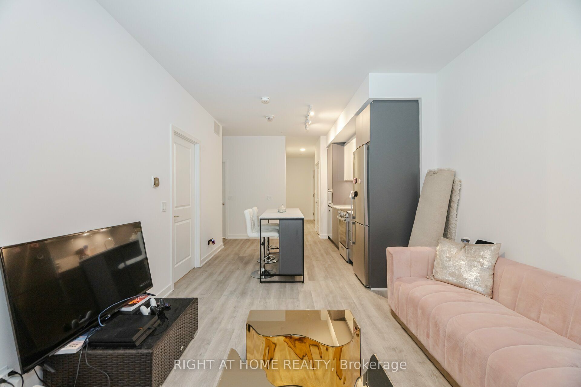 50 Upper Mall Way 226 Property Photo 16