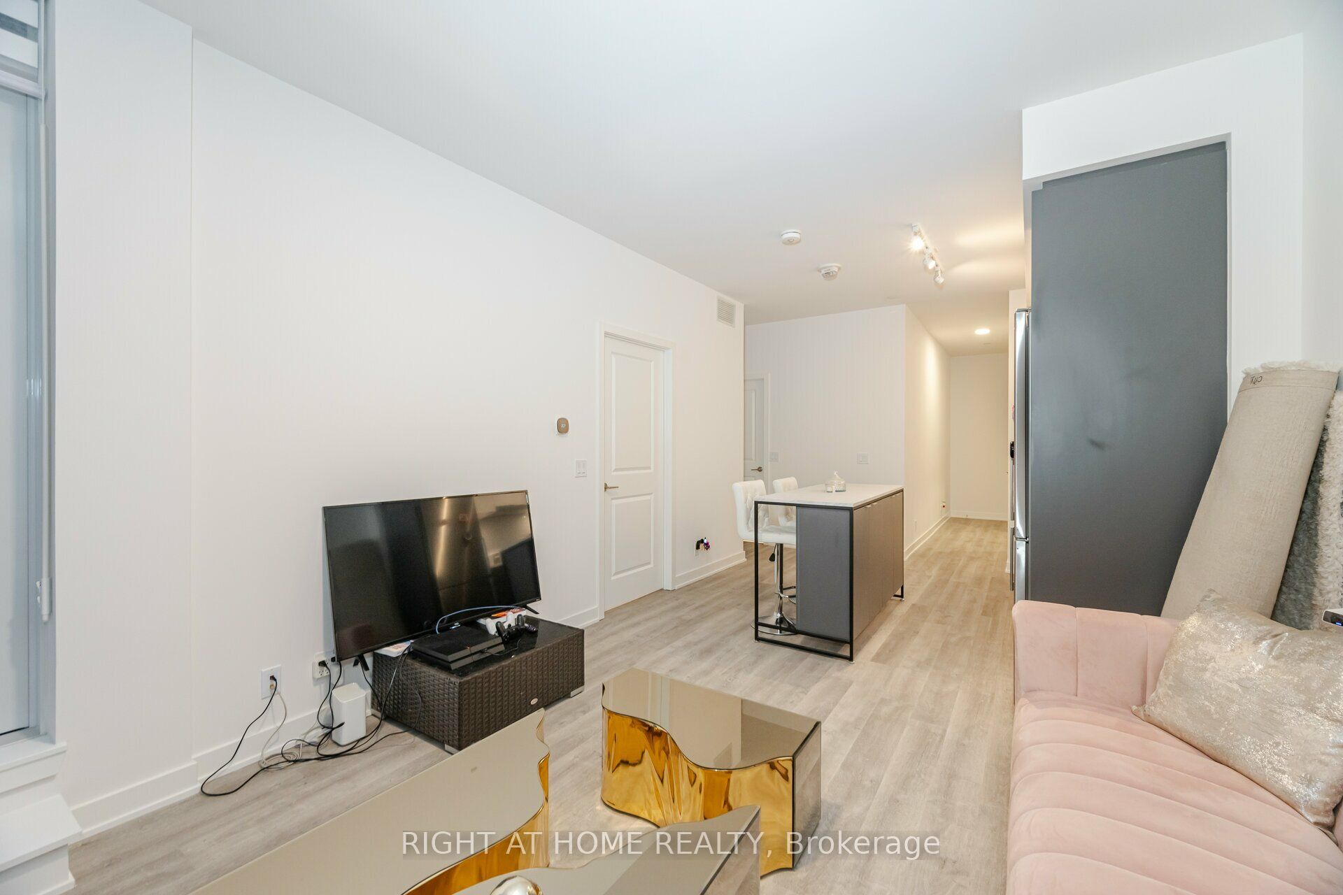 50 Upper Mall Way 226 Property Photo 17