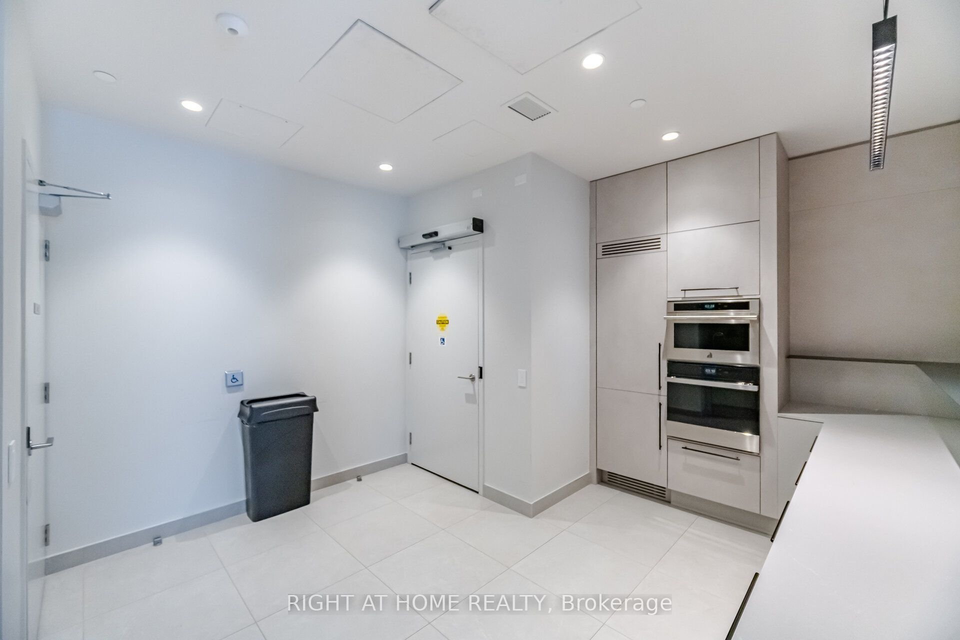 50 Upper Mall Way 226 Property Photo 35