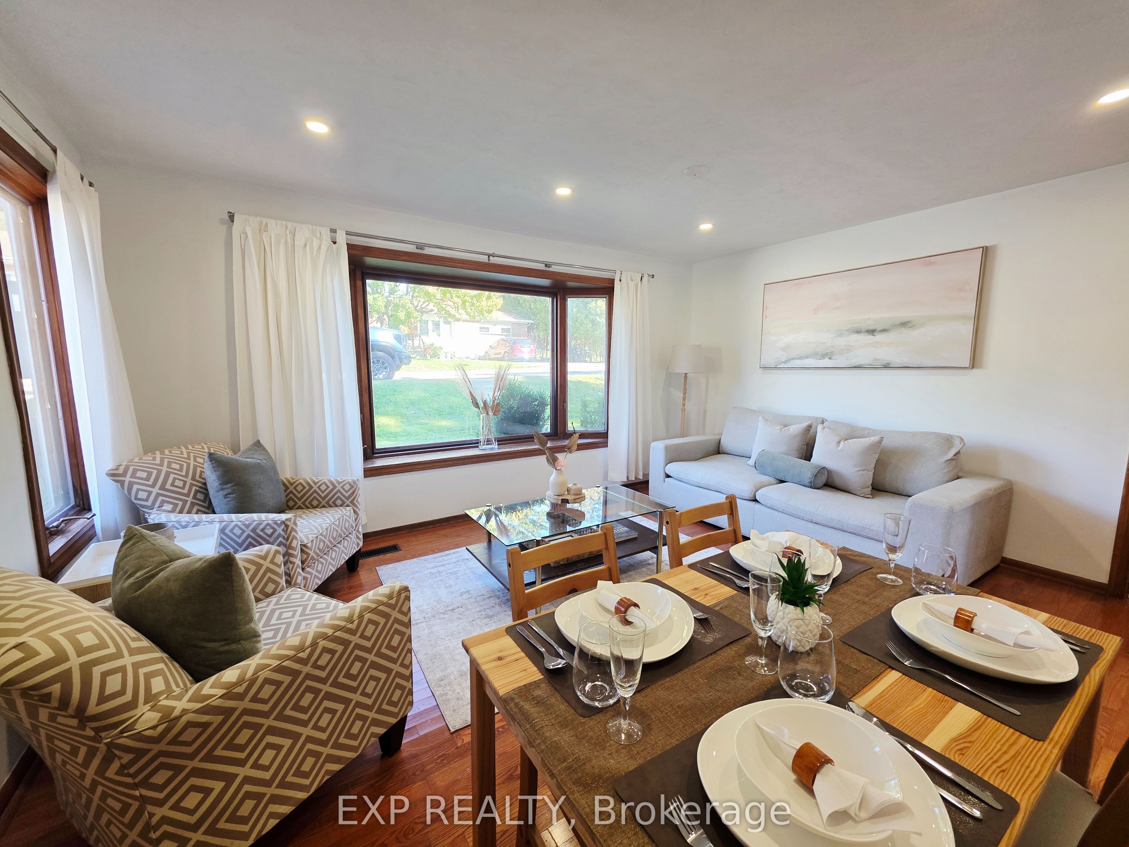 166 John Street W Property Photo 4