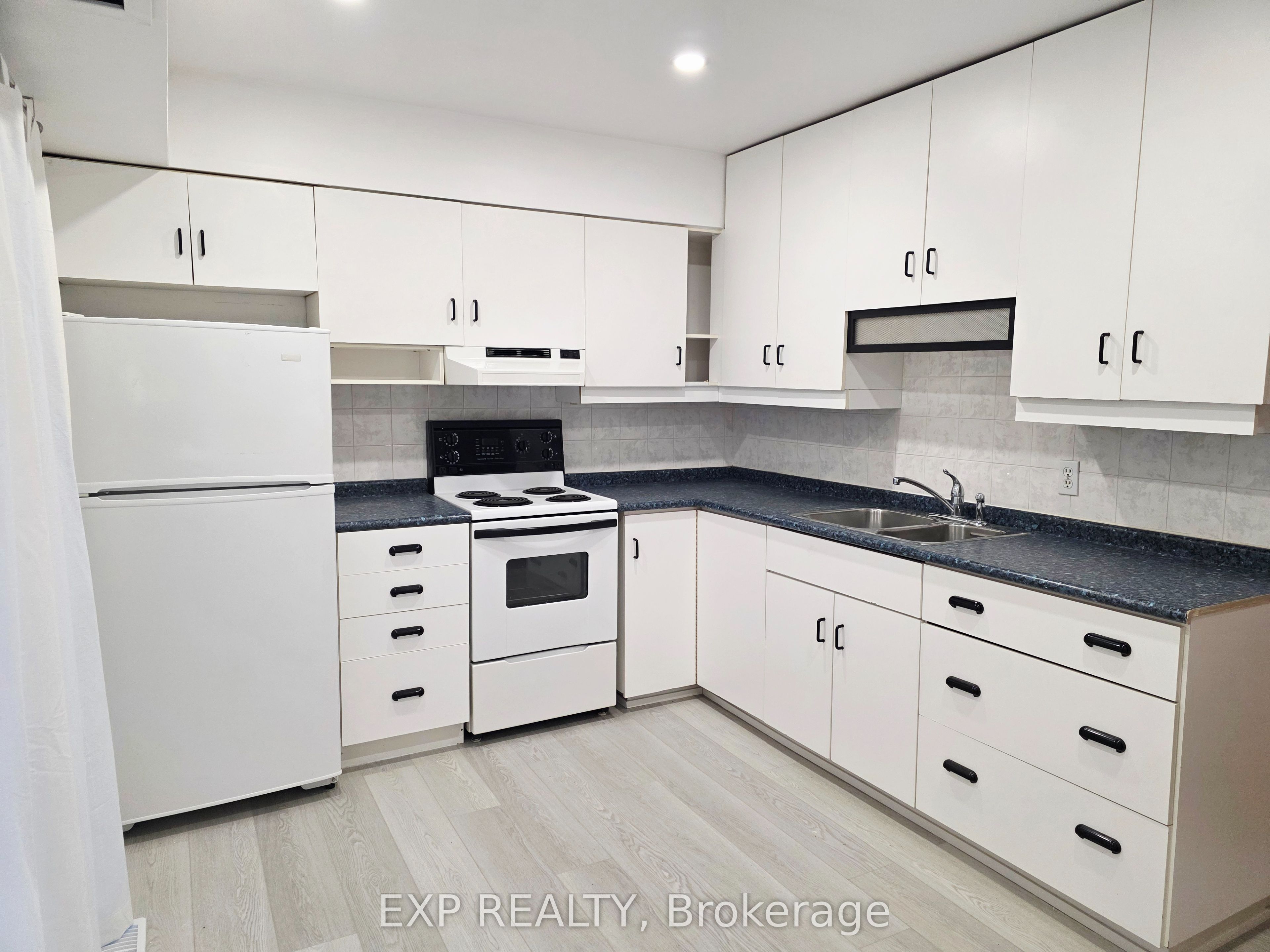 166 John Street W Property Photo 5