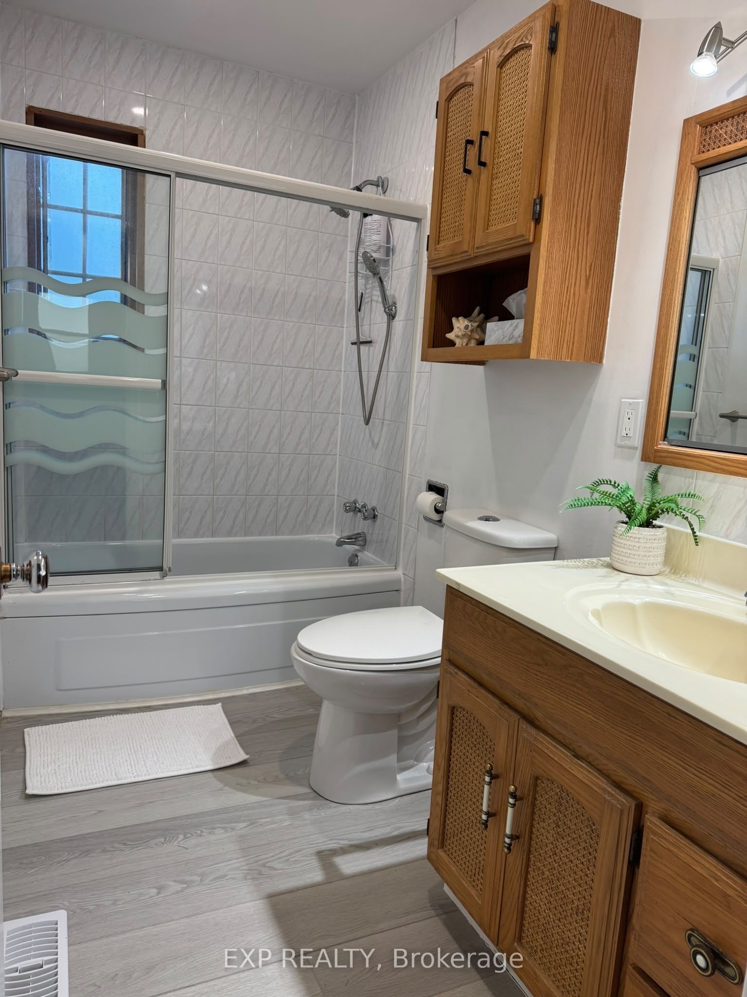 166 John Street W Property Photo 9