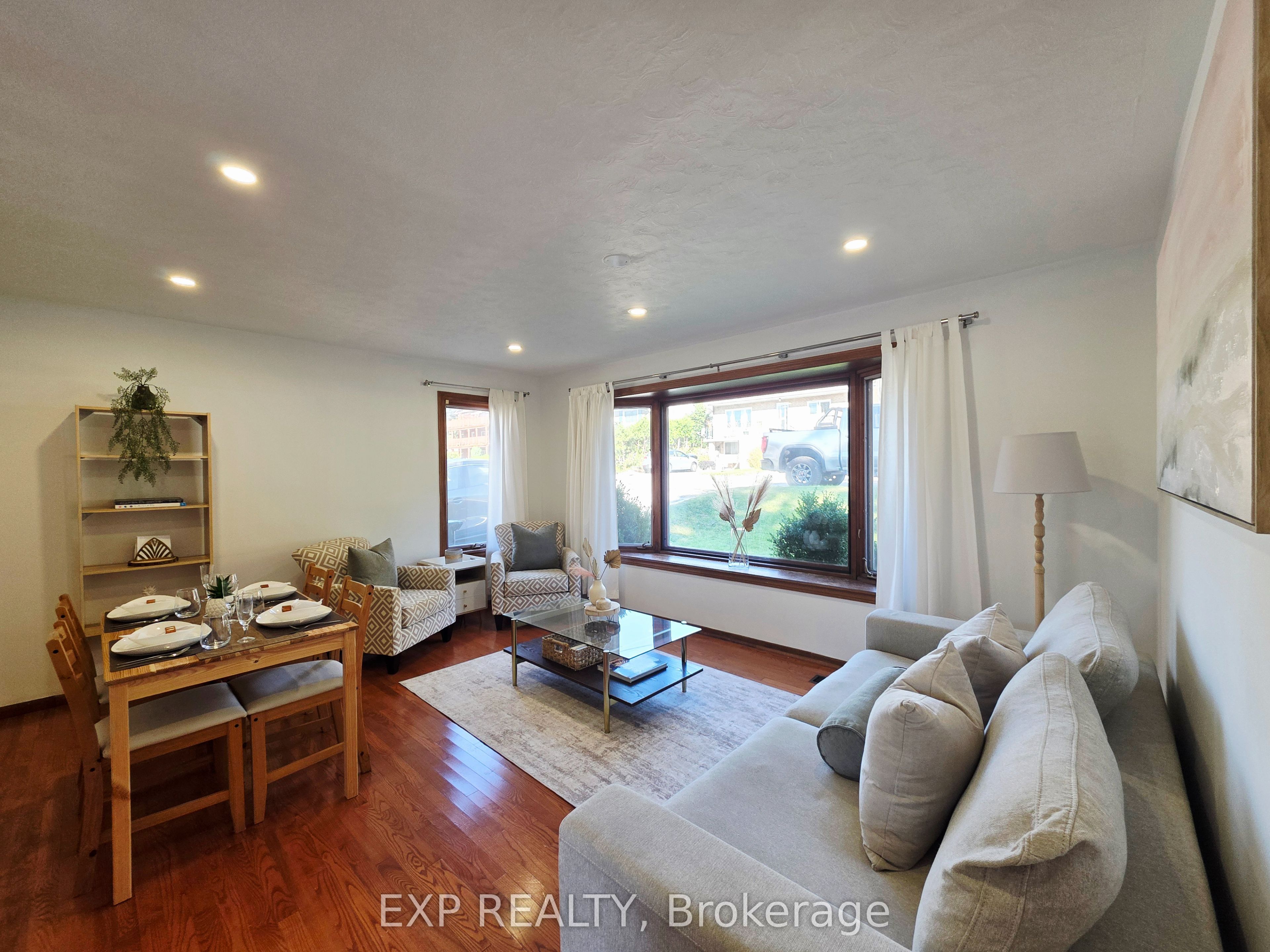 166 John Street W Property Photo 11