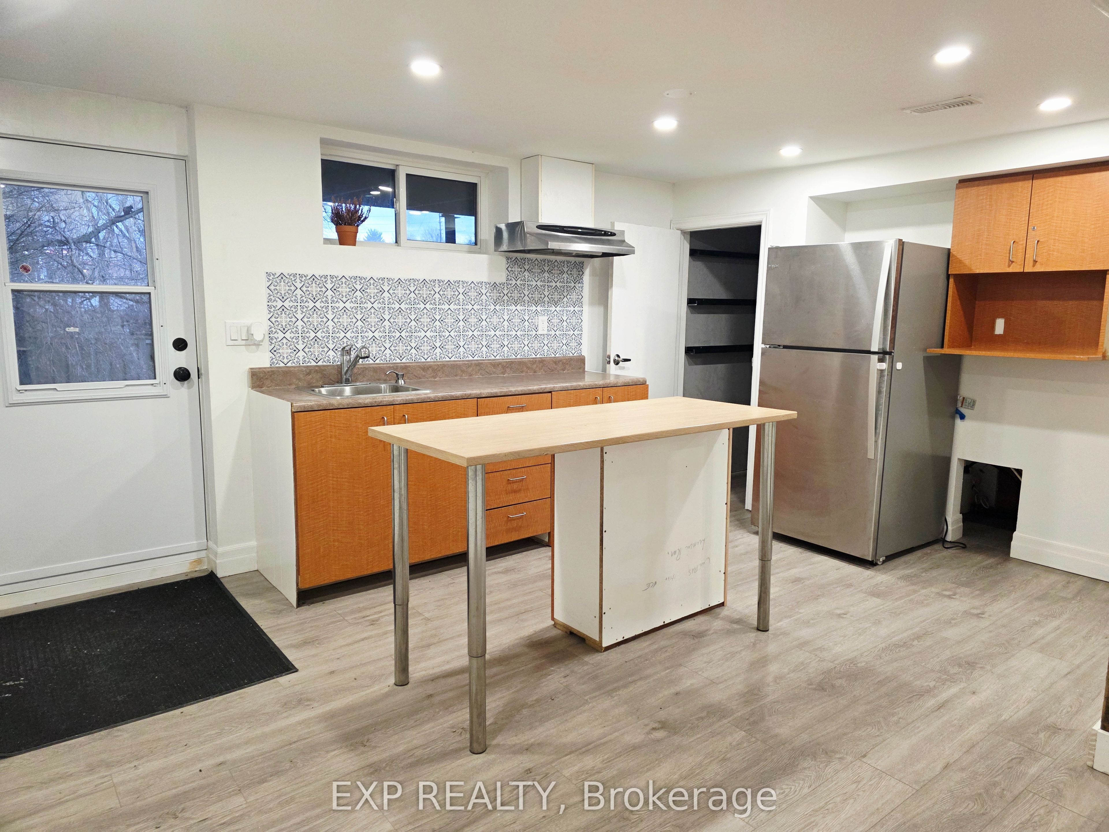 166 John Street W Property Photo 12
