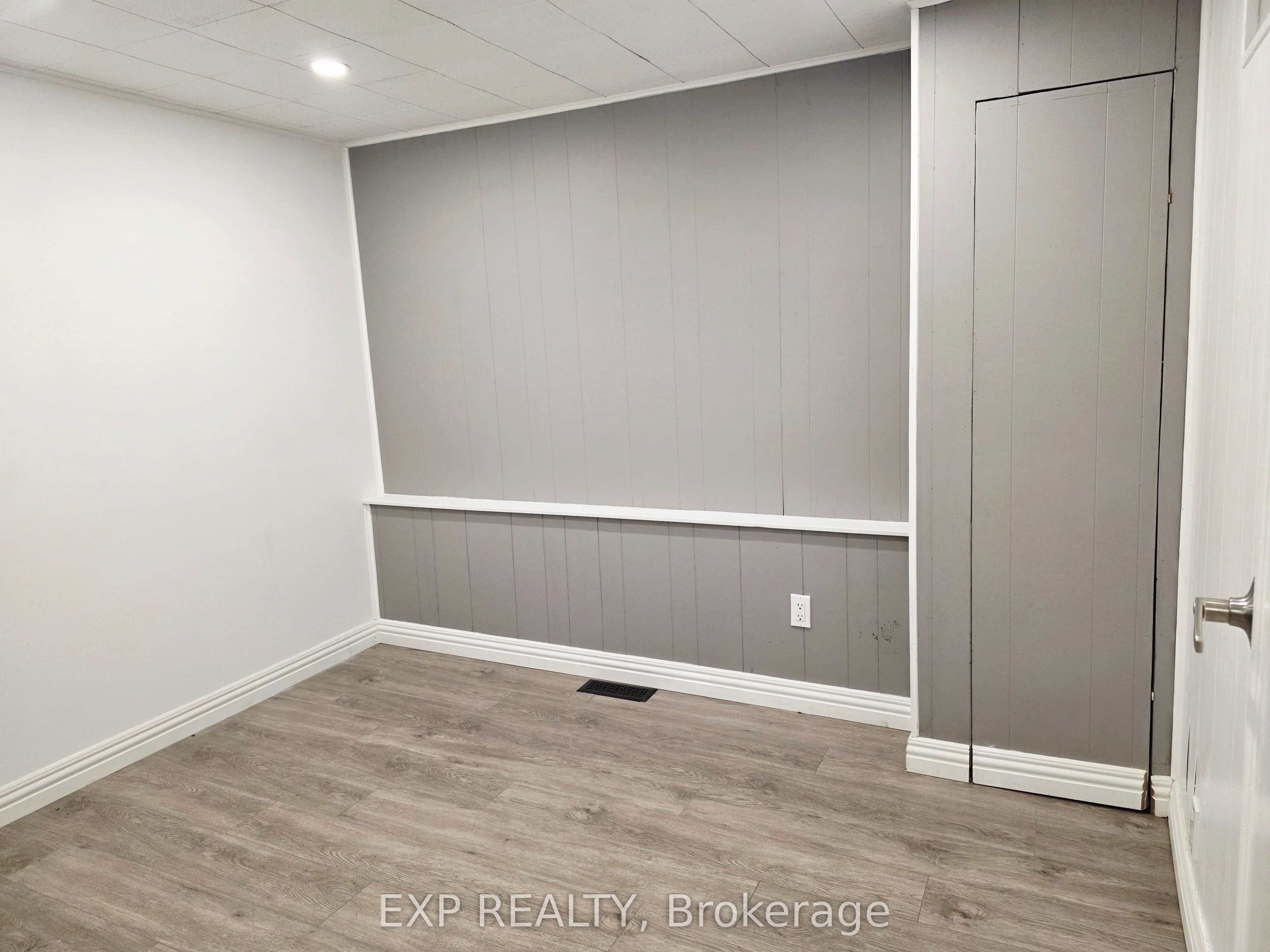166 John Street W Property Photo 13