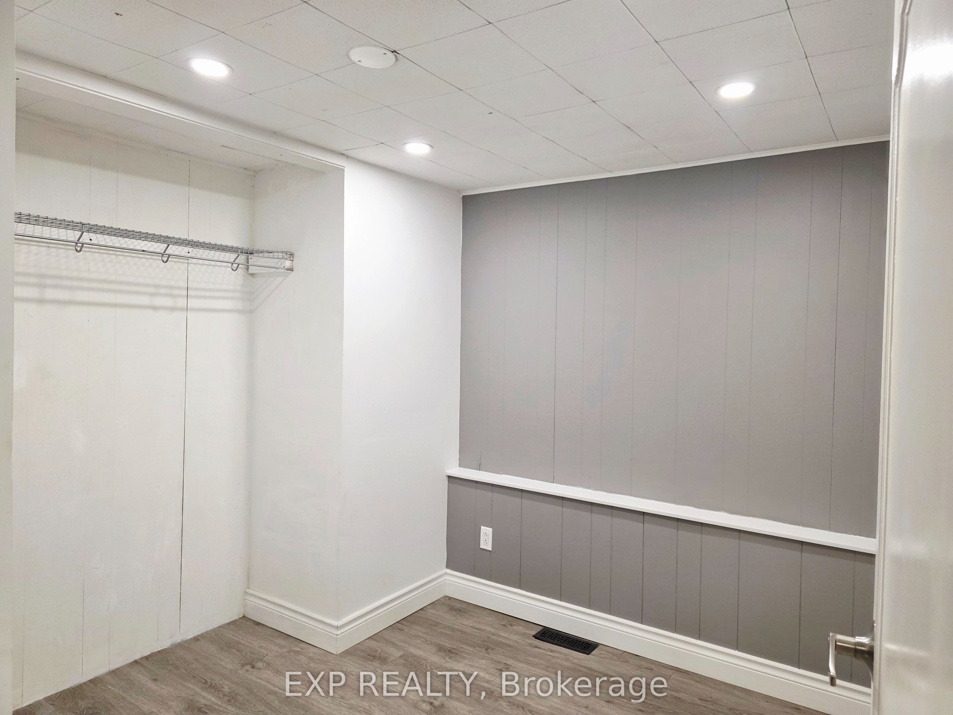 166 John Street W Property Photo 14