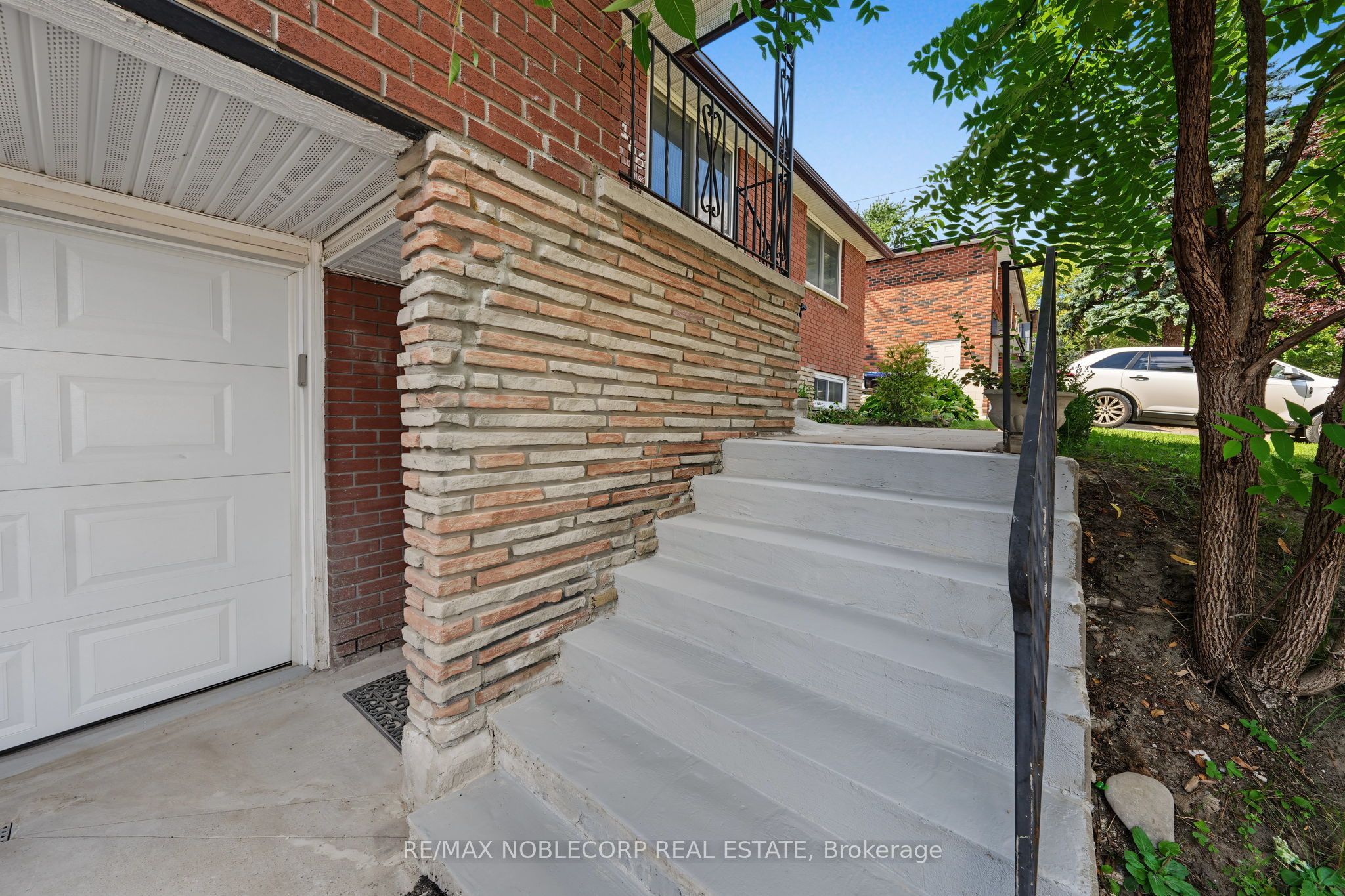 166 Collings Avenue Property Photo 4