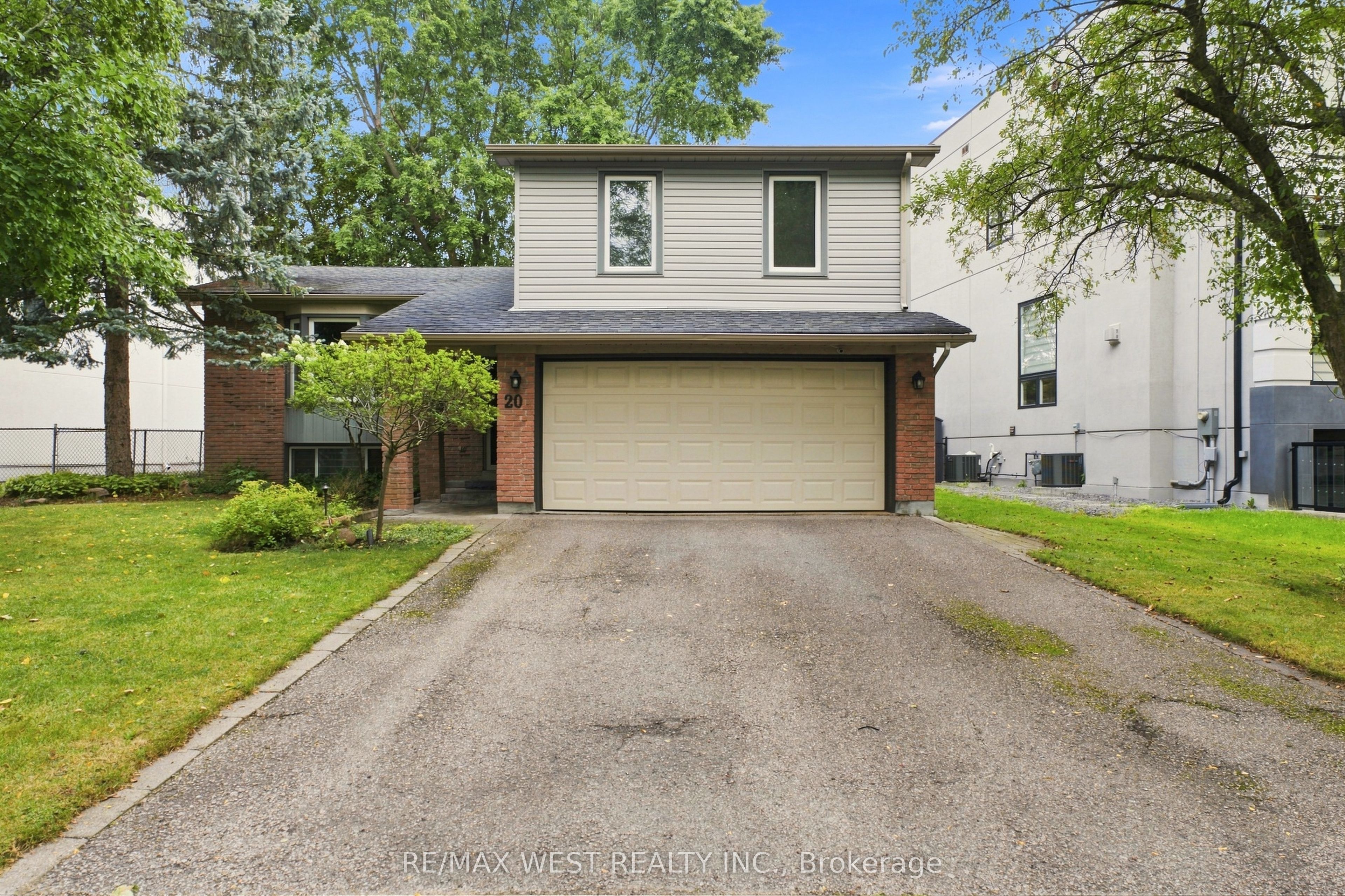 20 Sanderson Crescent Property Photo 1