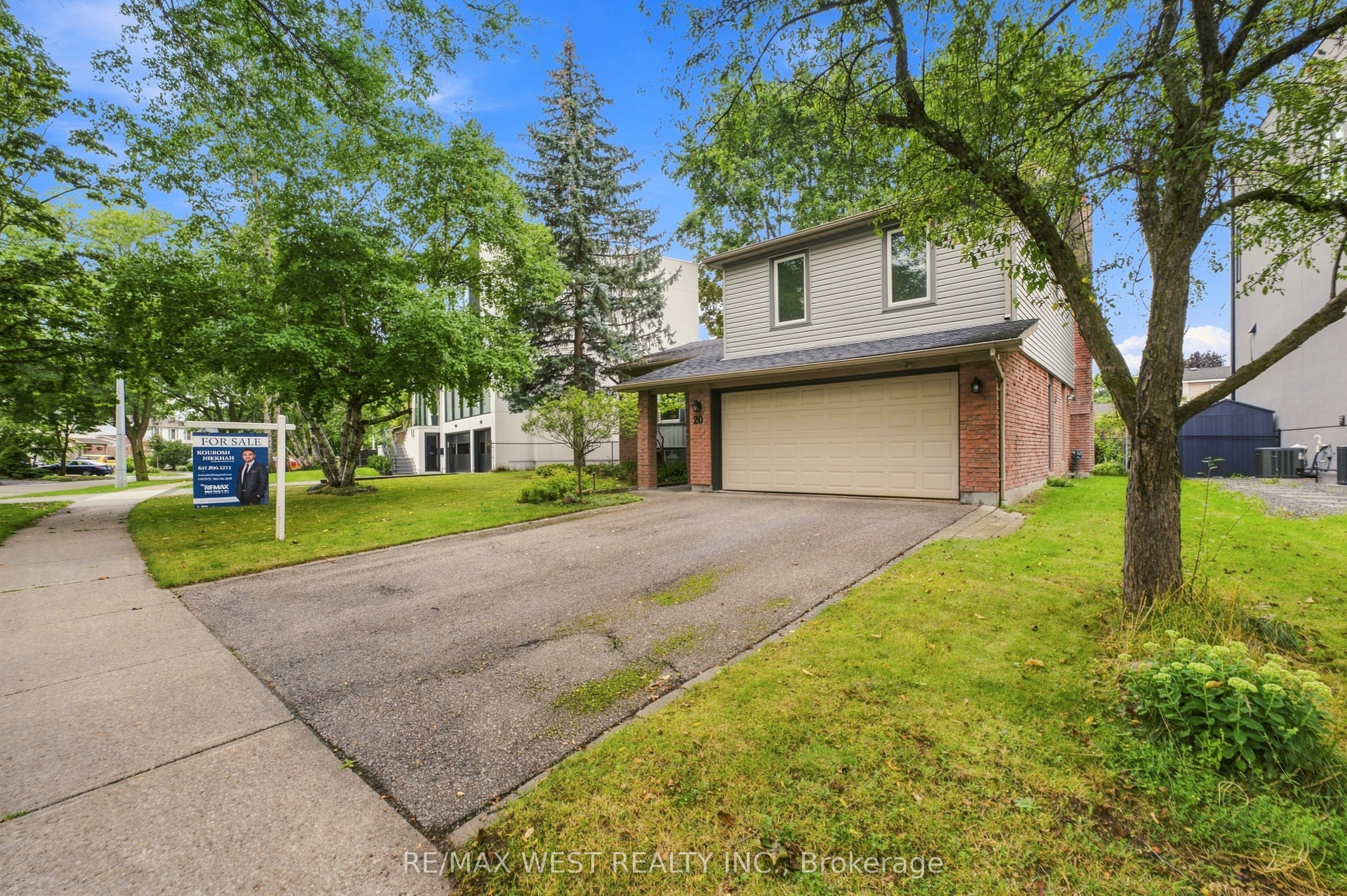 20 Sanderson Crescent Property Photo 2
