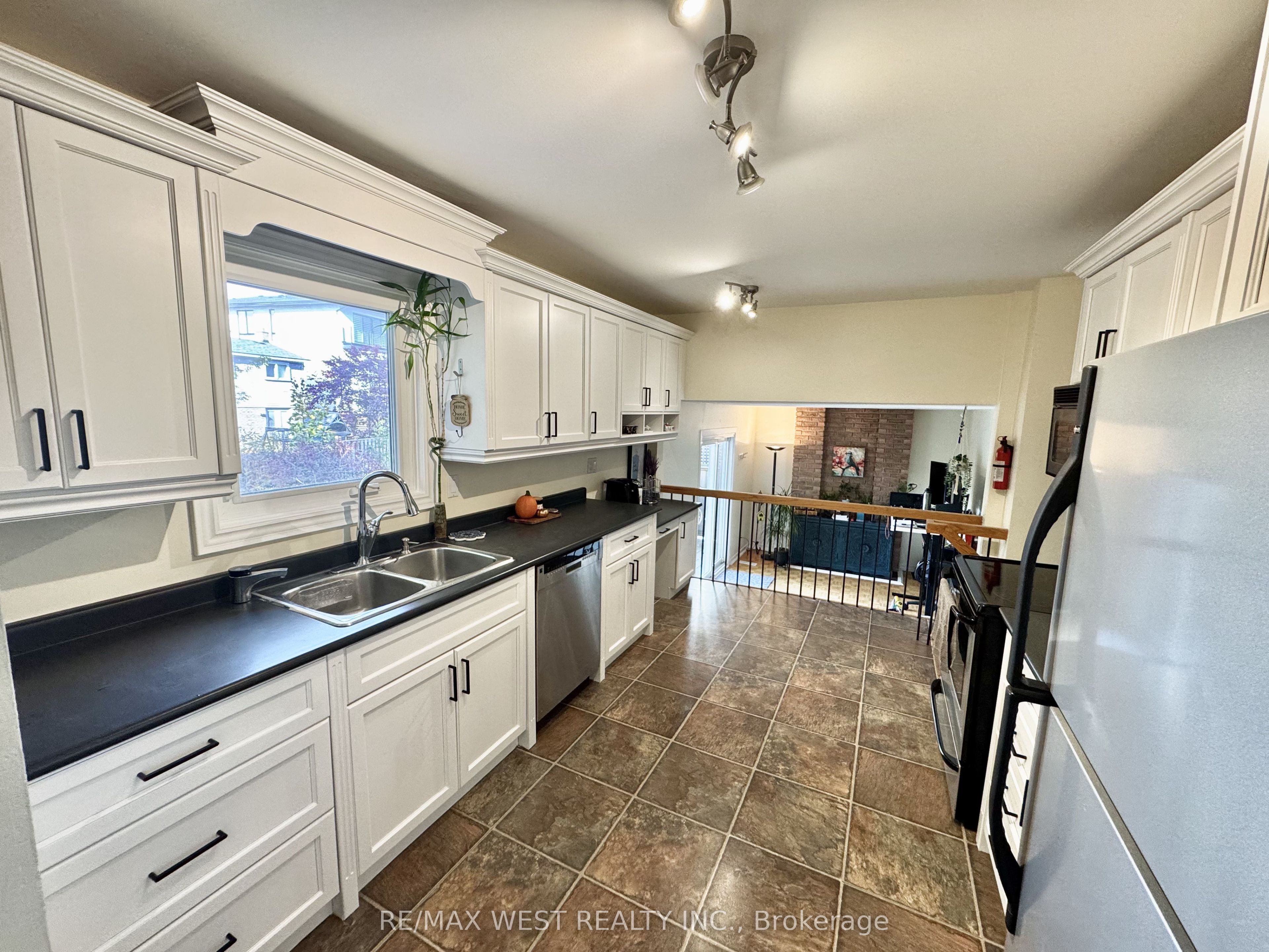 20 Sanderson Crescent Property Photo 11