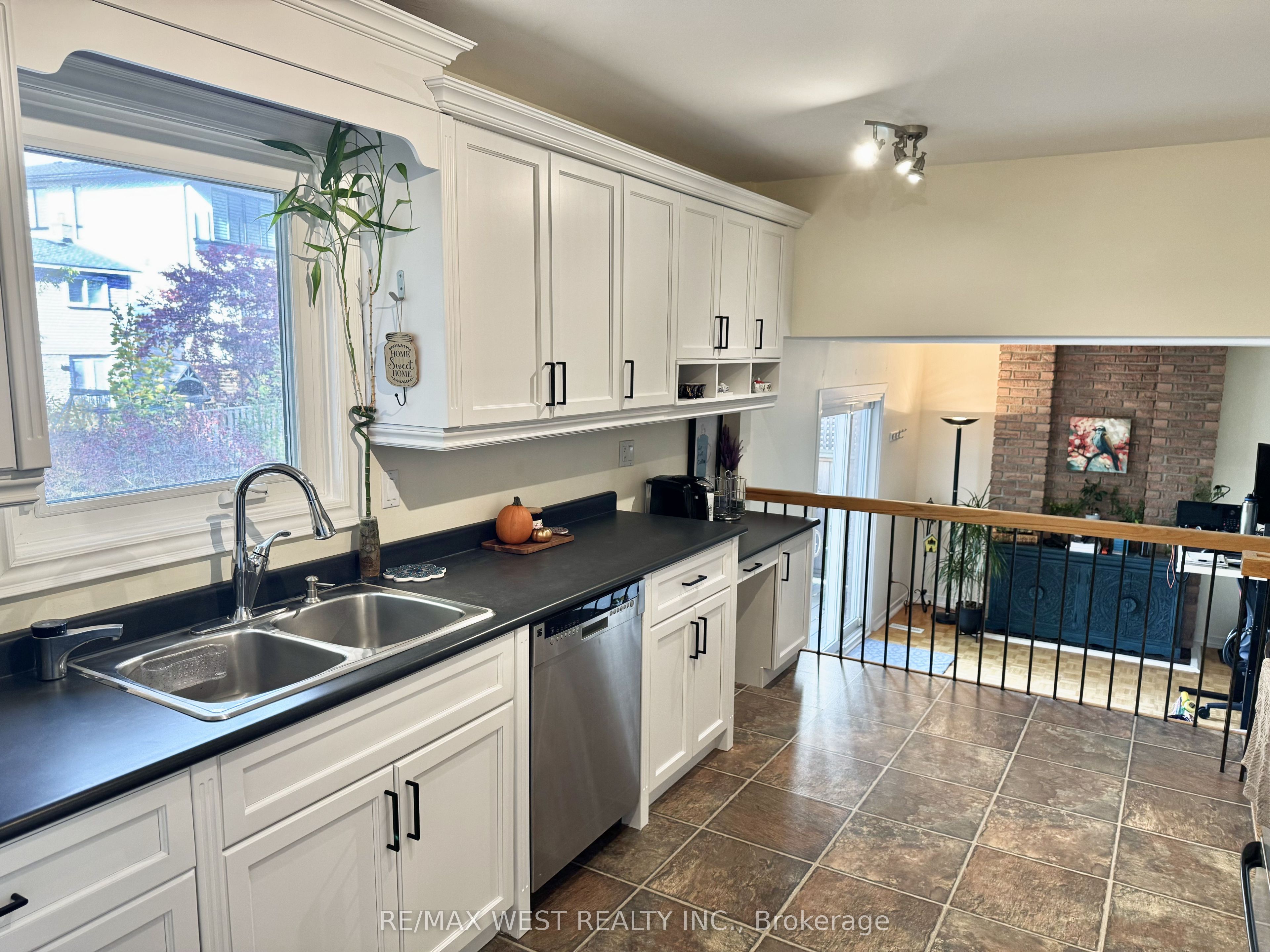 20 Sanderson Crescent Property Photo 12