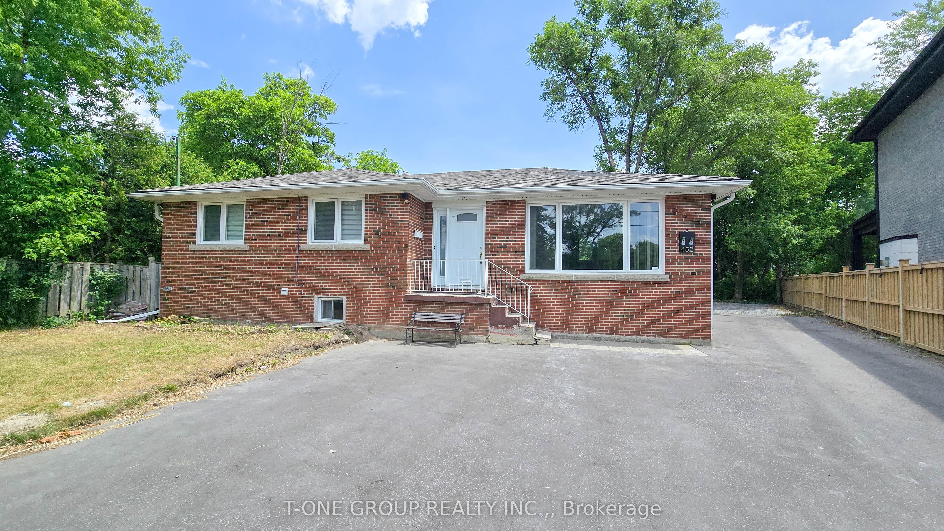 452 LYNETT Crescent MAIN Property Photo 1