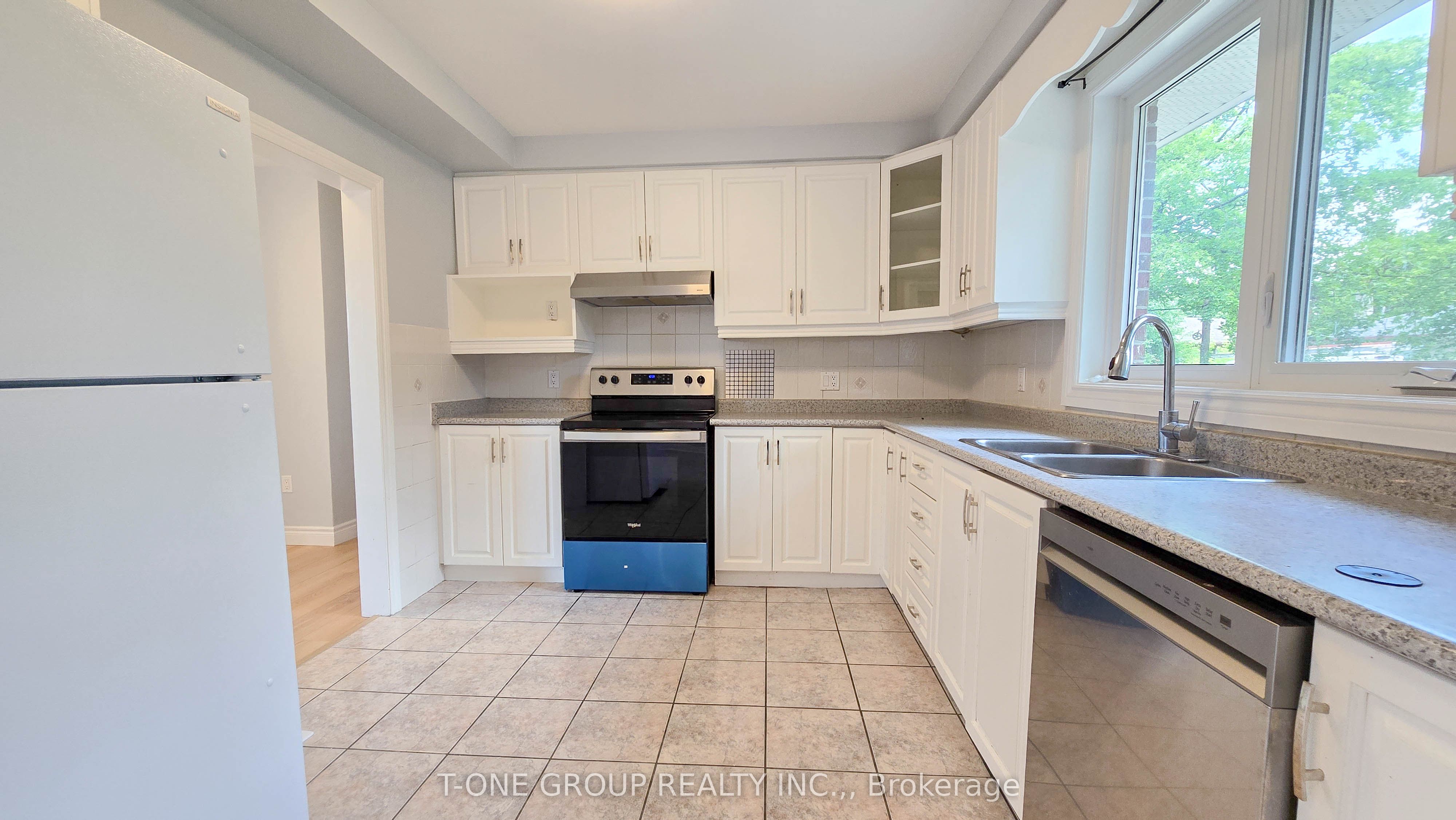 452 Lynett Crescent Main Property Photo 8