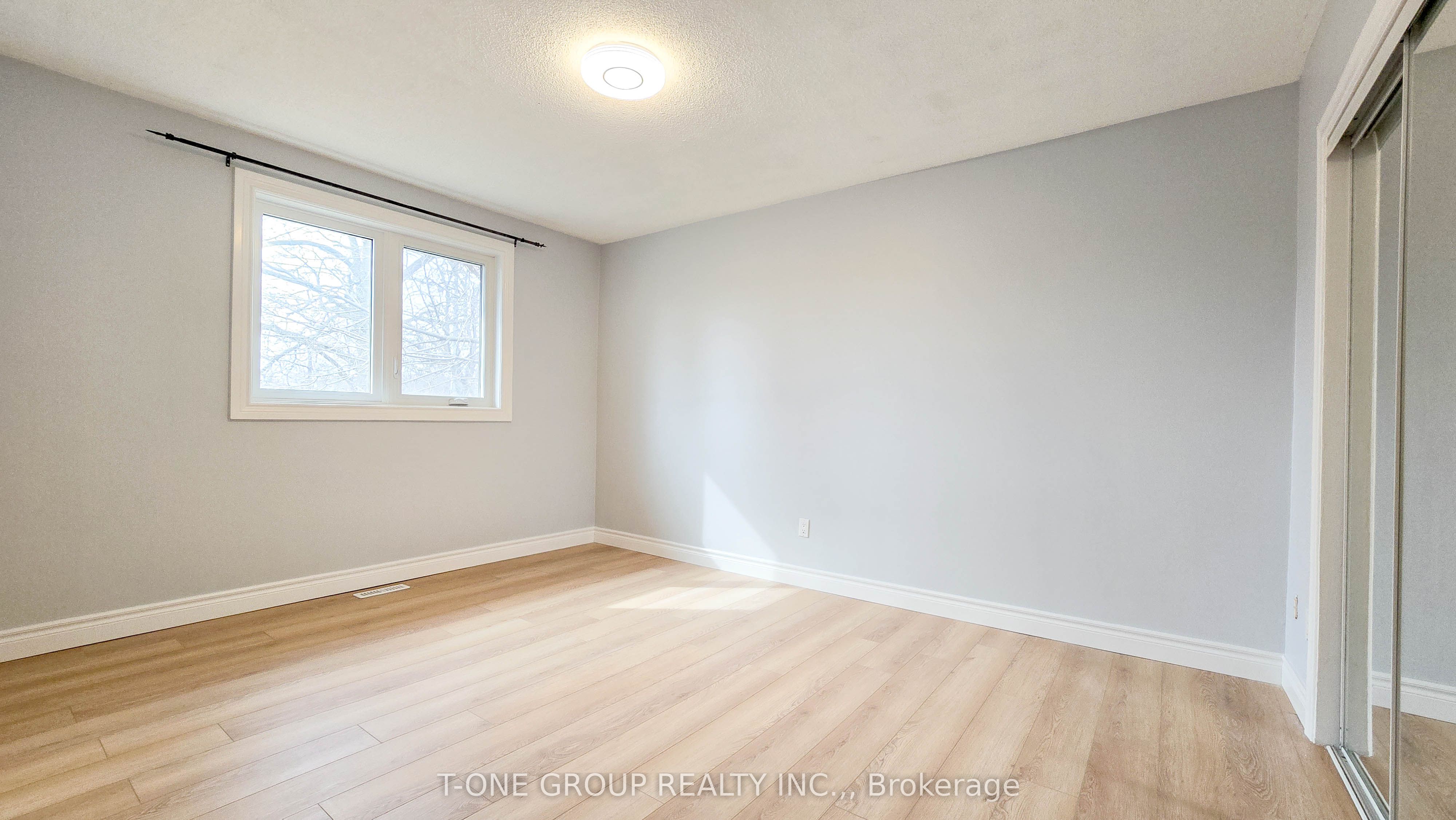 452 Lynett Crescent Main Property Photo 13