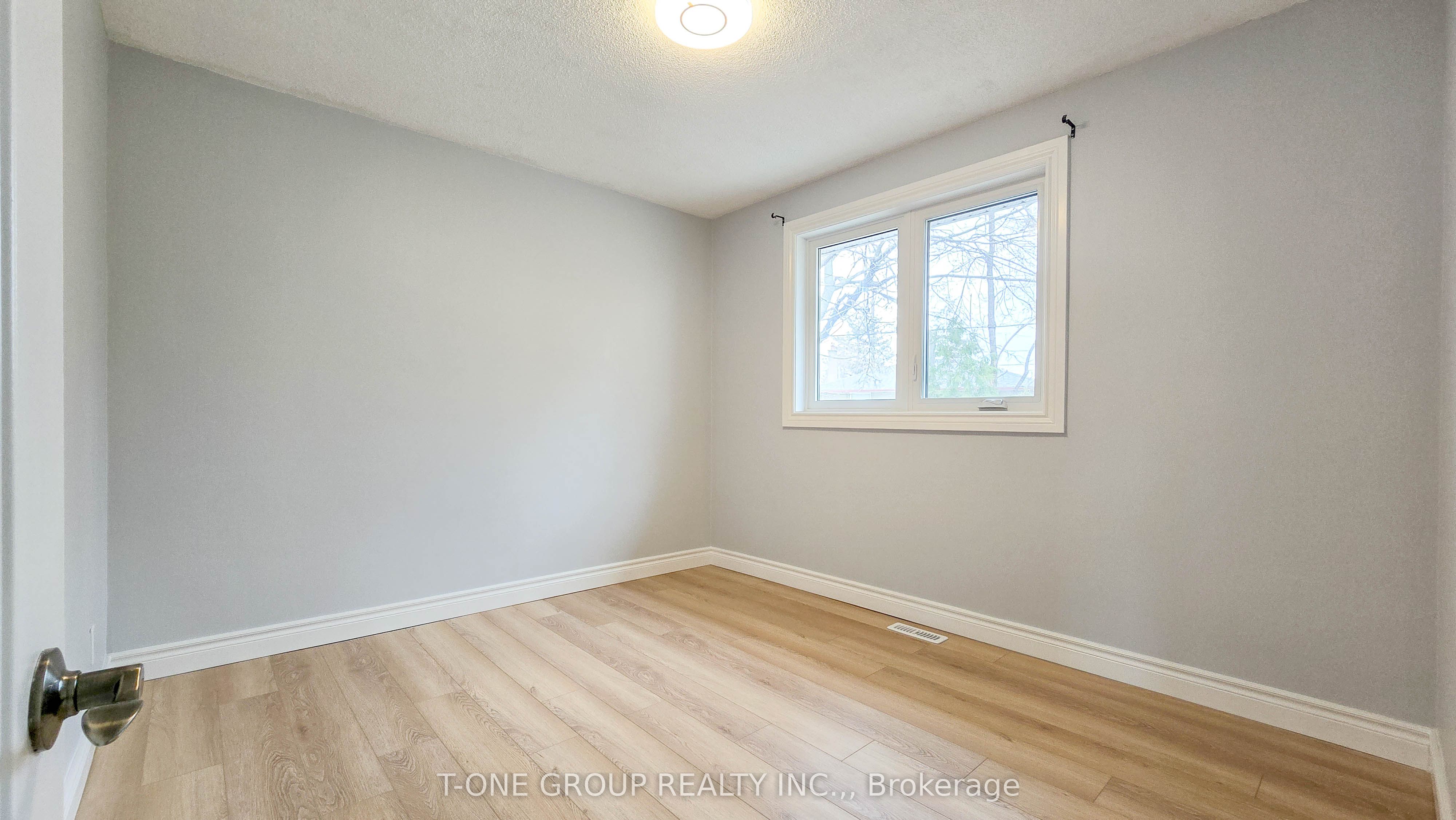 452 Lynett Crescent Main Property Photo 15
