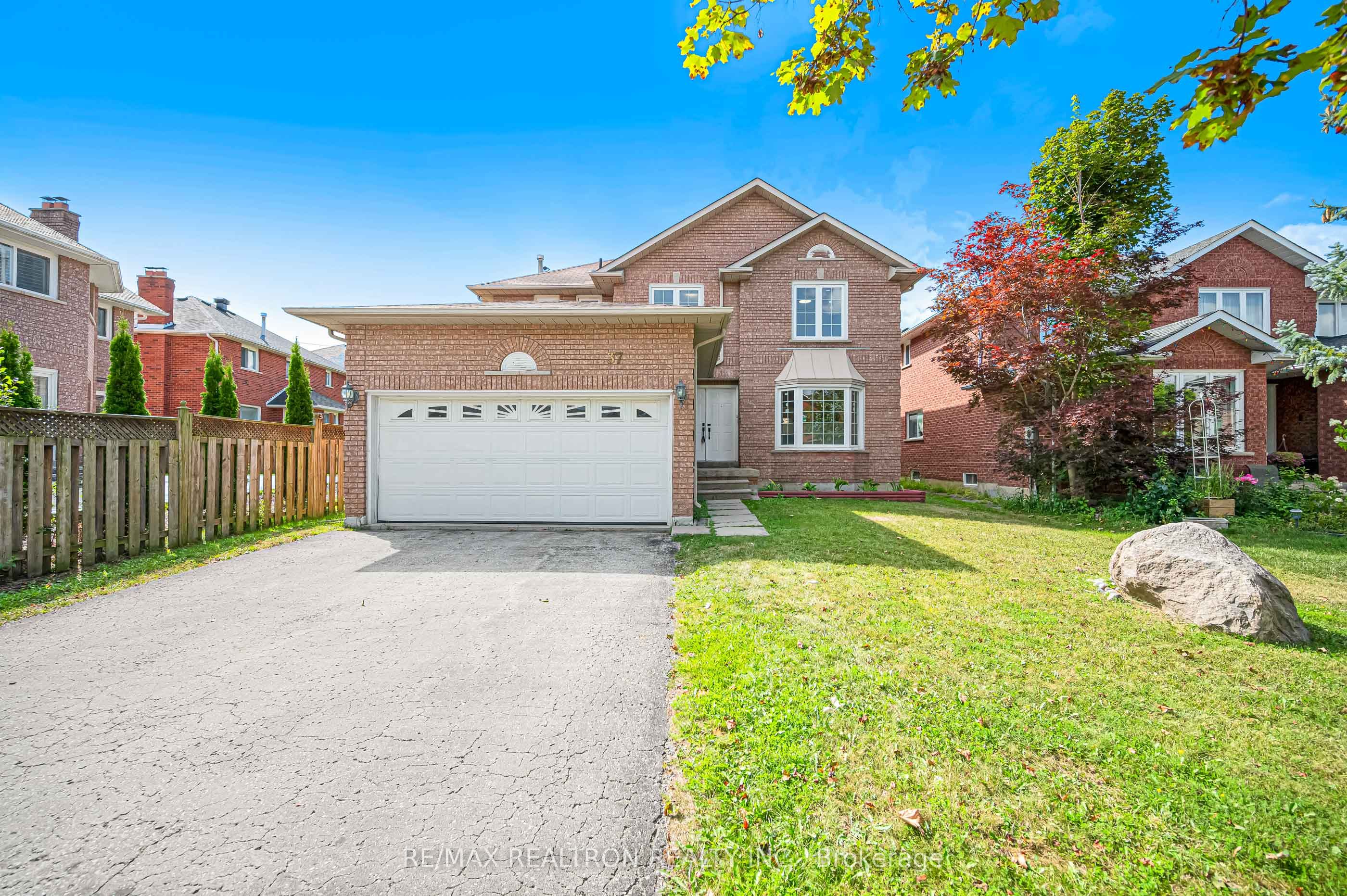 37 Dumaurier Crescent Property Photo 1
