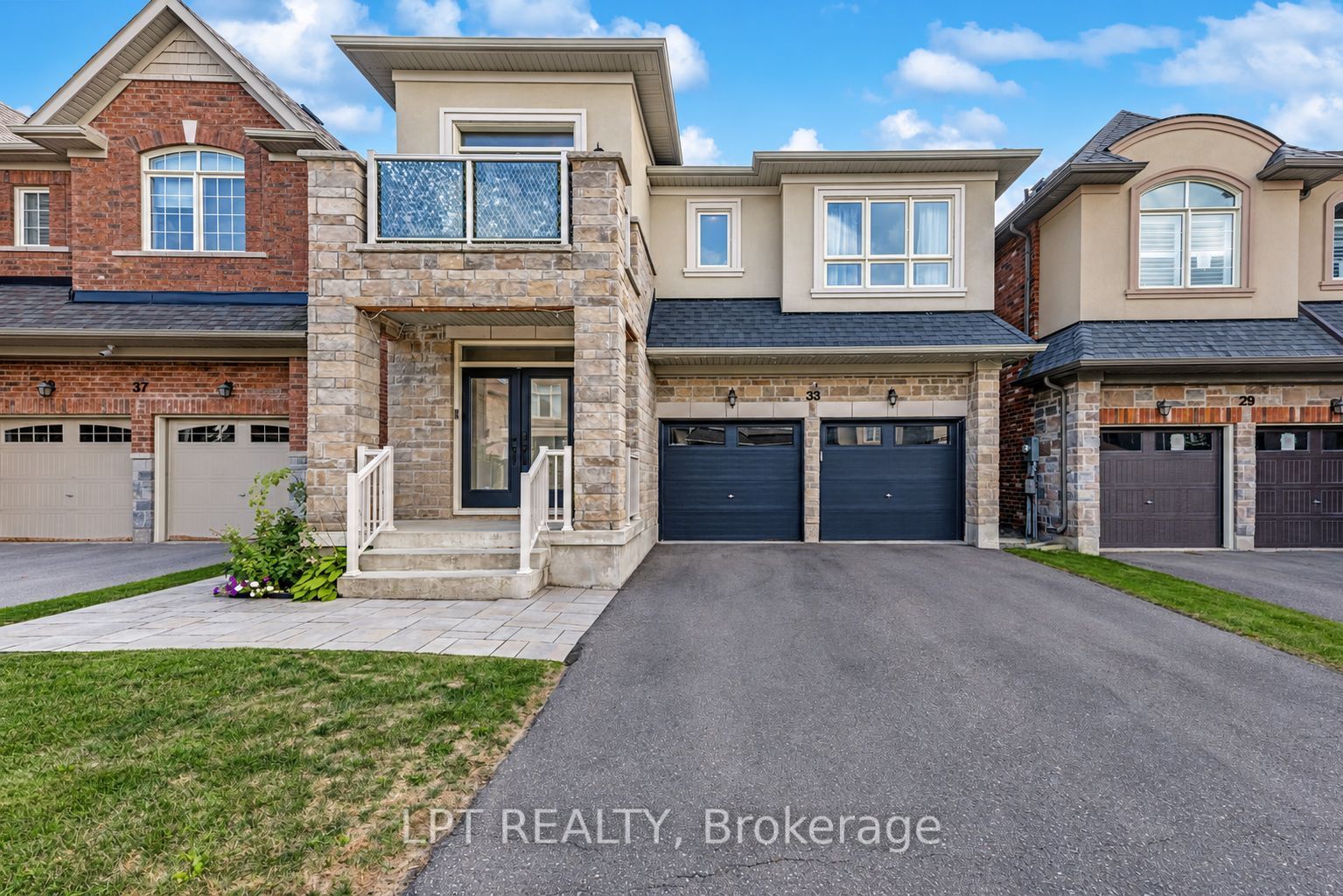 33 Mondial Crescent Property Photo 1