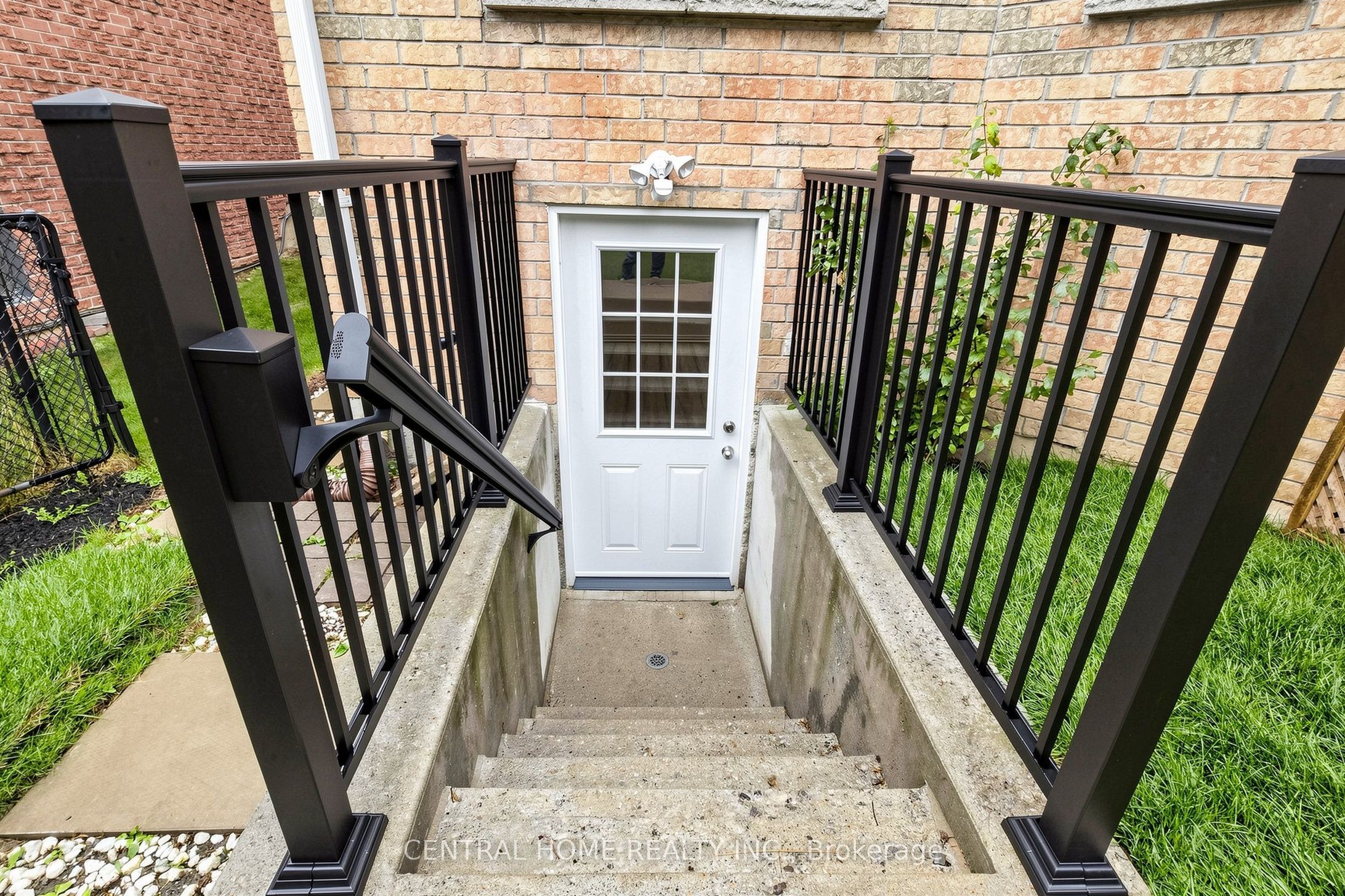 15 Closs Square Property Photo 37