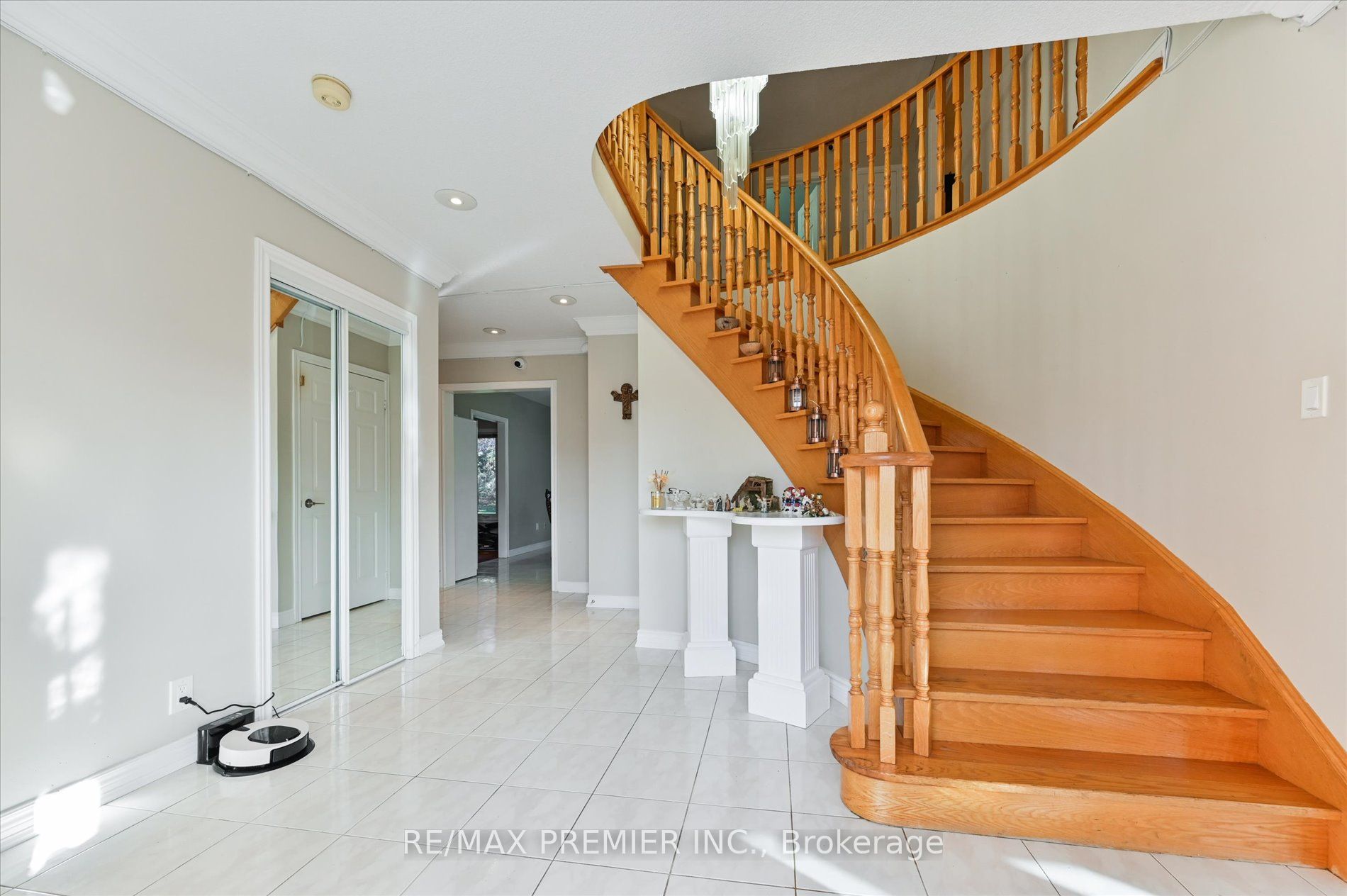 581 Wycliffe Avenue Property Photo 2