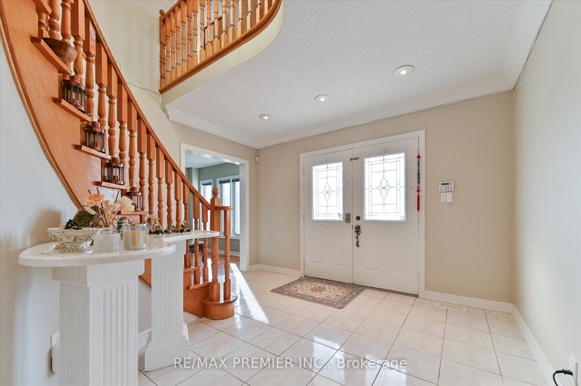 581 Wycliffe Avenue Property Photo 3