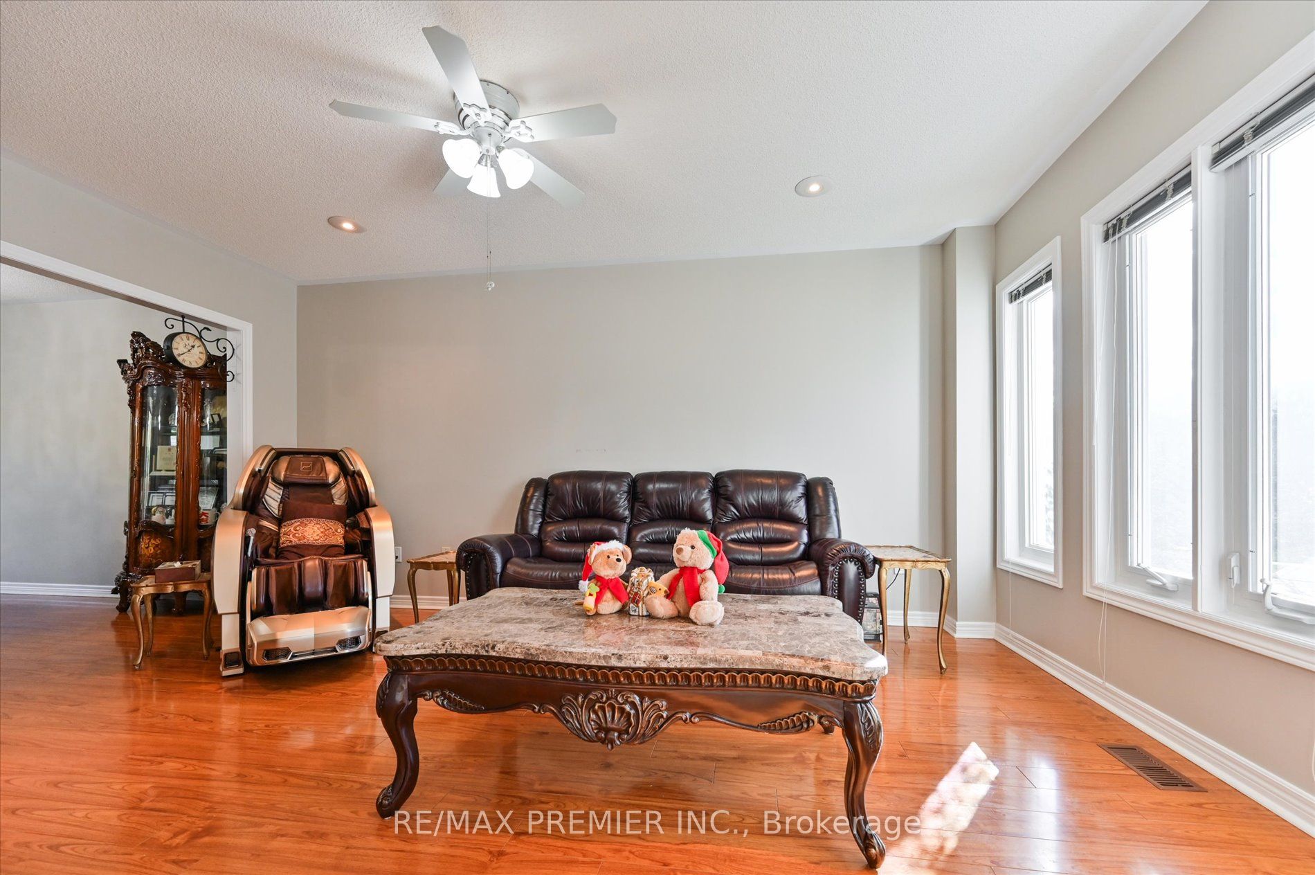 581 Wycliffe Avenue Property Photo 4