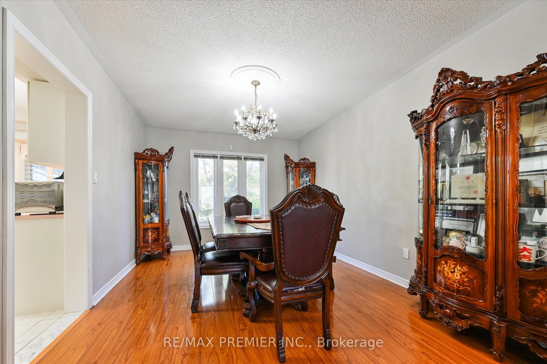 581 Wycliffe Avenue Property Photo 5