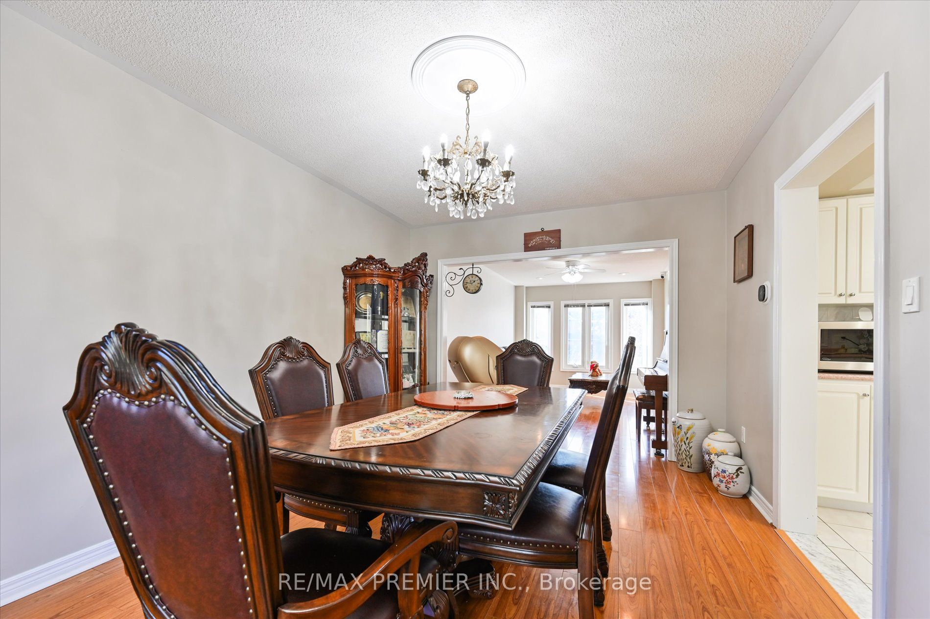 581 Wycliffe Avenue Property Photo 6