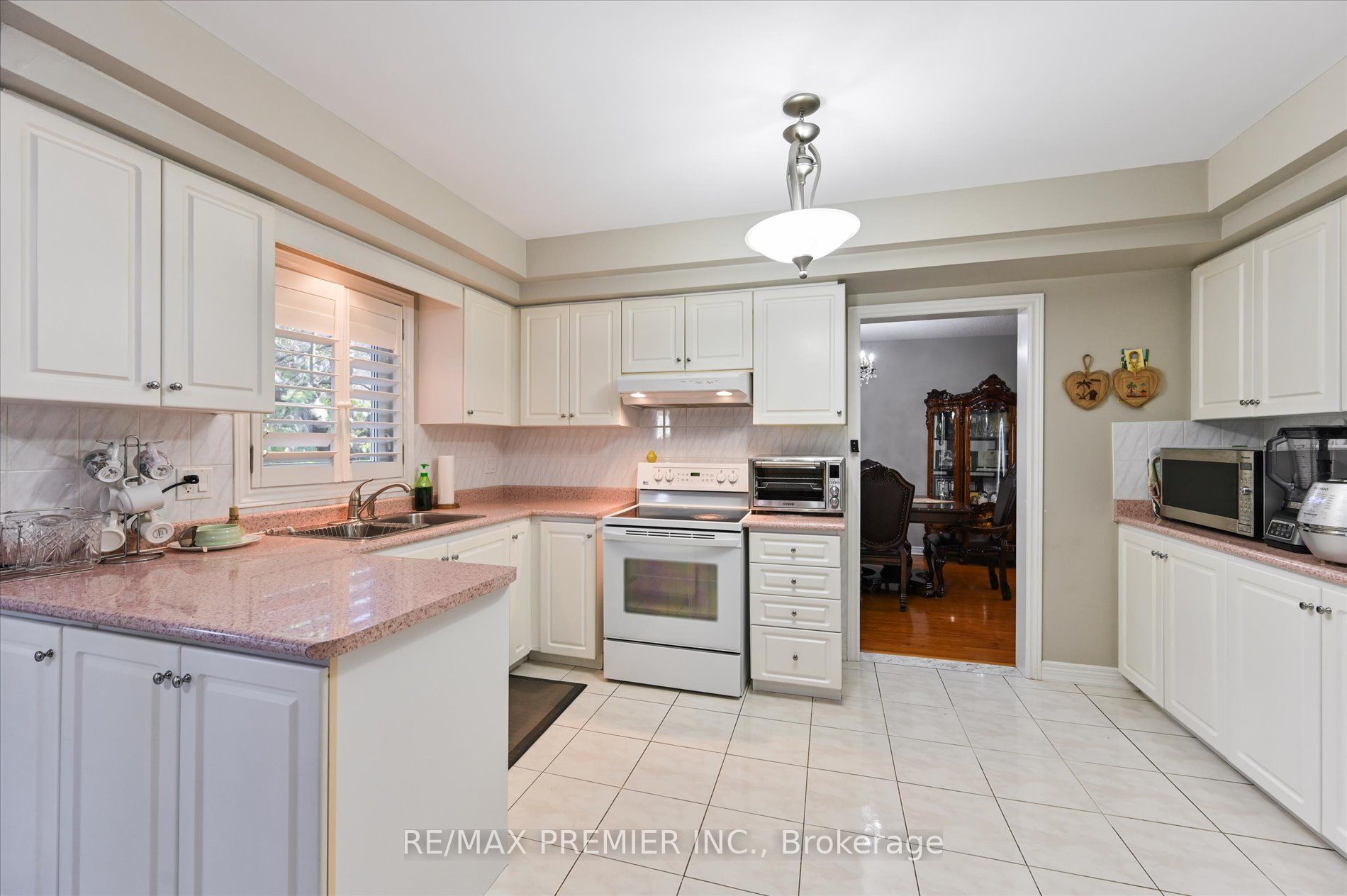 581 Wycliffe Avenue Property Photo 9