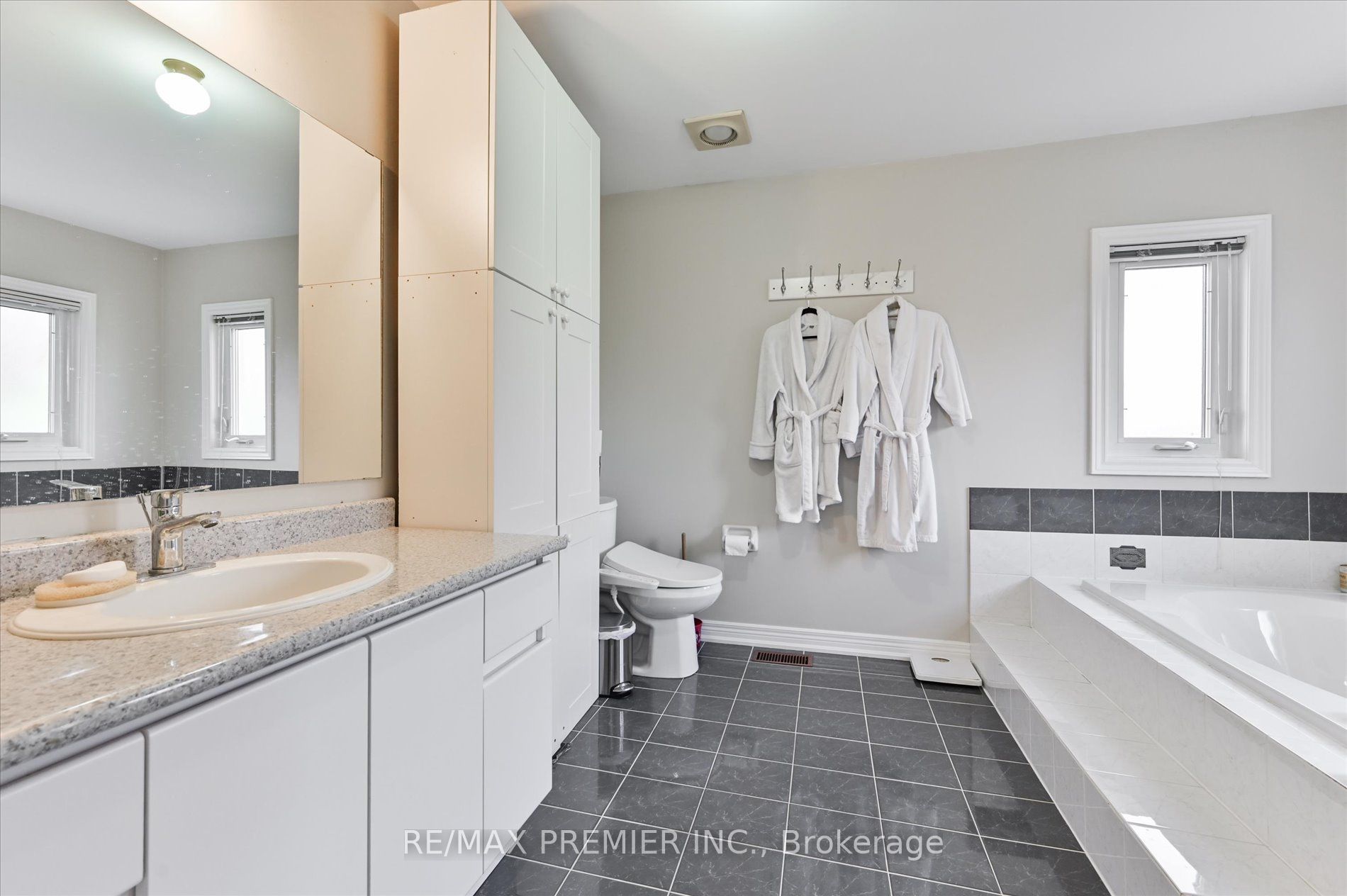 581 Wycliffe Avenue Property Photo 13