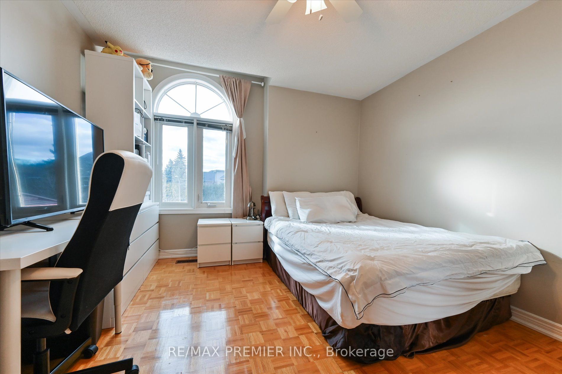 581 Wycliffe Avenue Property Photo 15