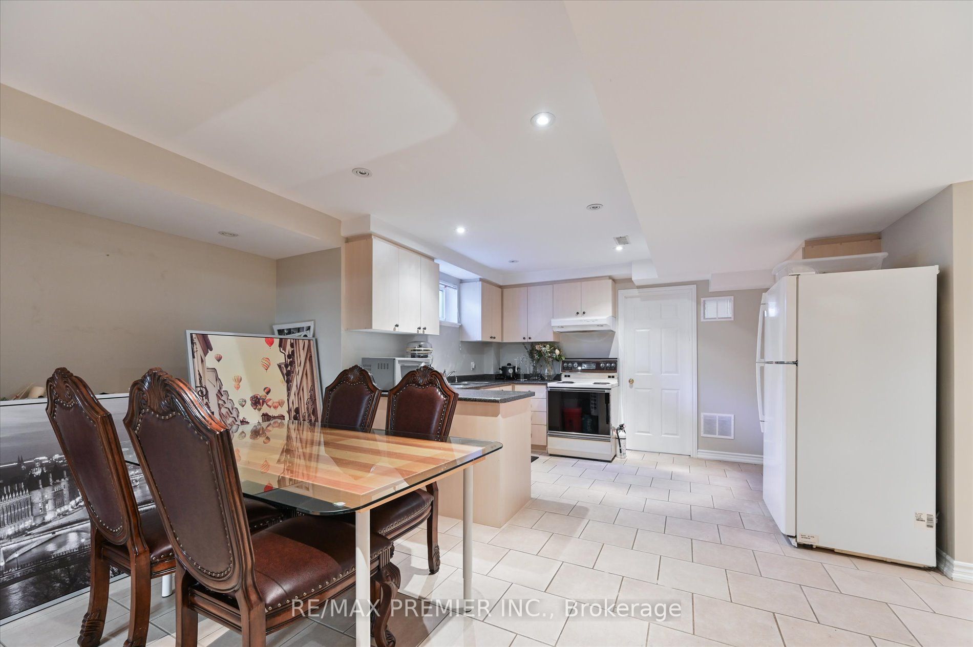 581 Wycliffe Avenue Property Photo 18