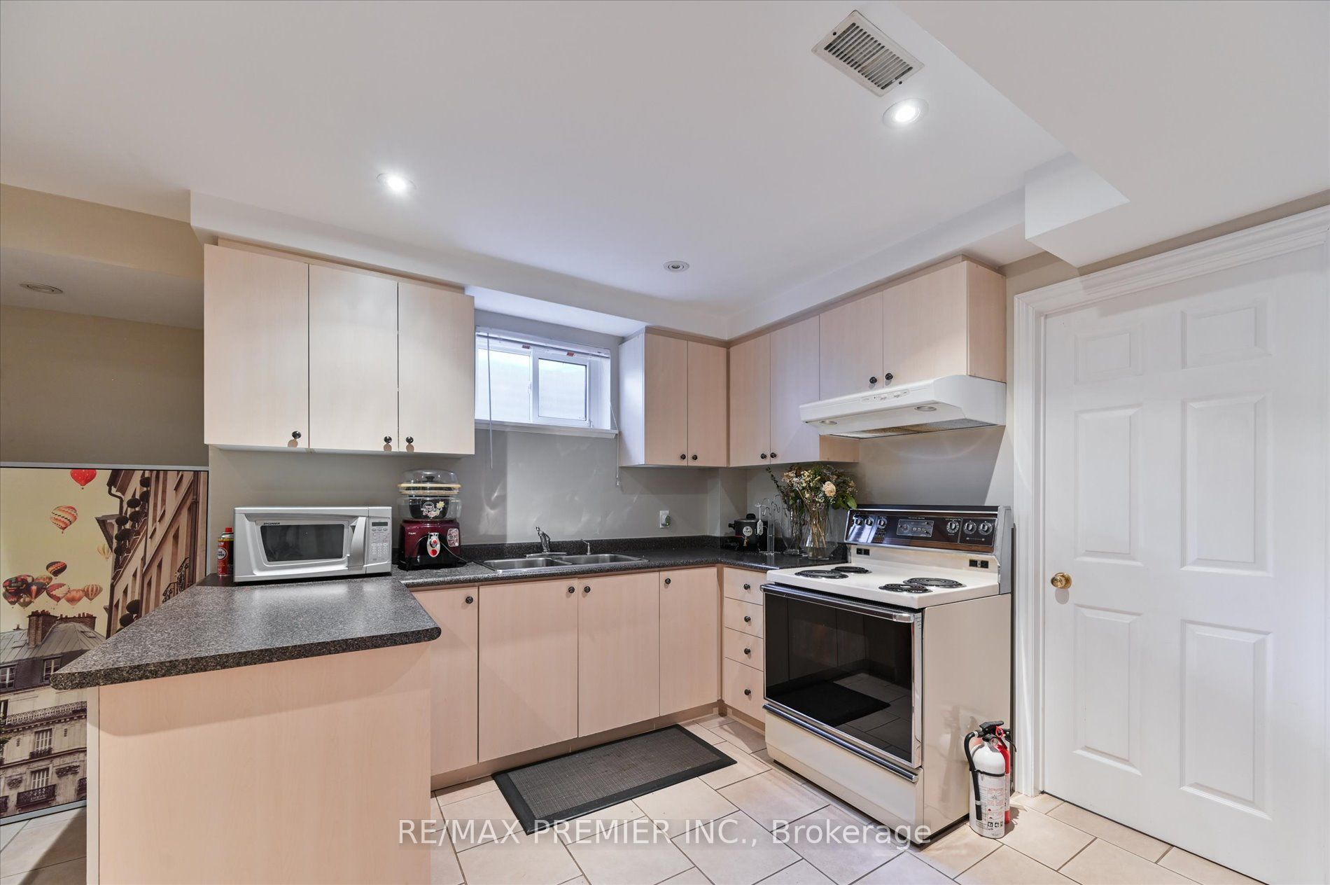 581 Wycliffe Avenue Property Photo 19