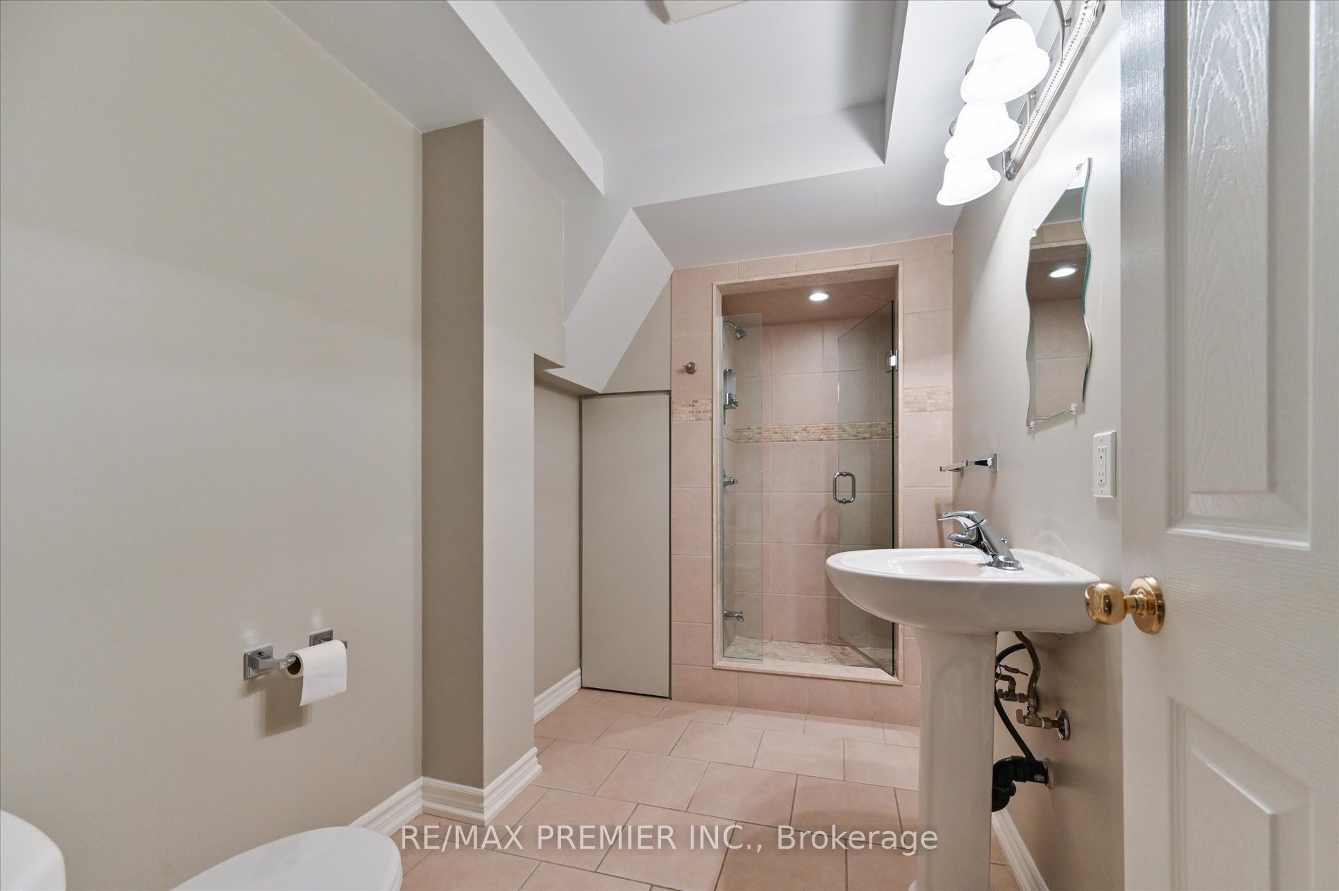 581 Wycliffe Avenue Property Photo 20