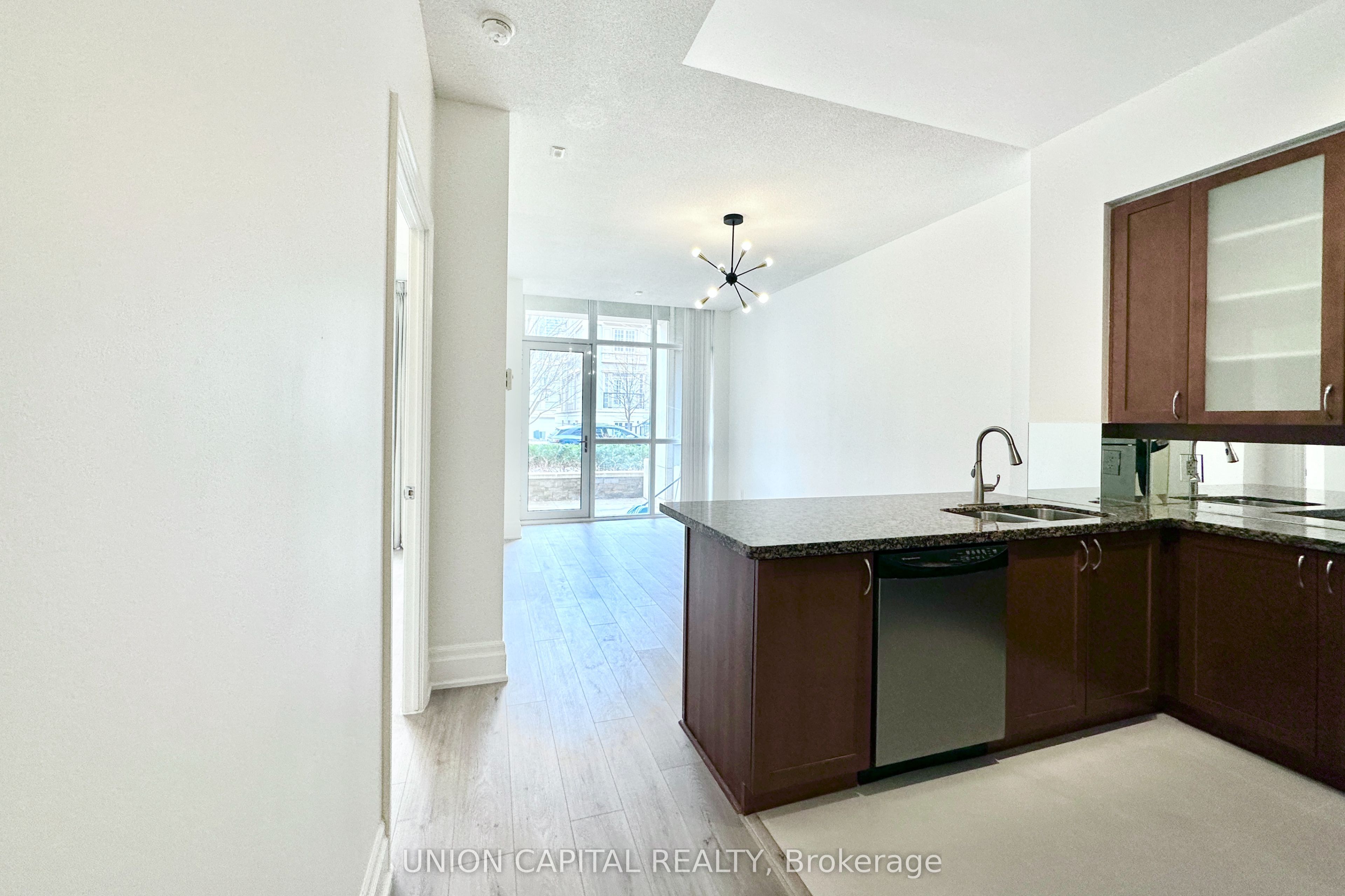 39 Upper Duke Crescent 120 Property Photo 6