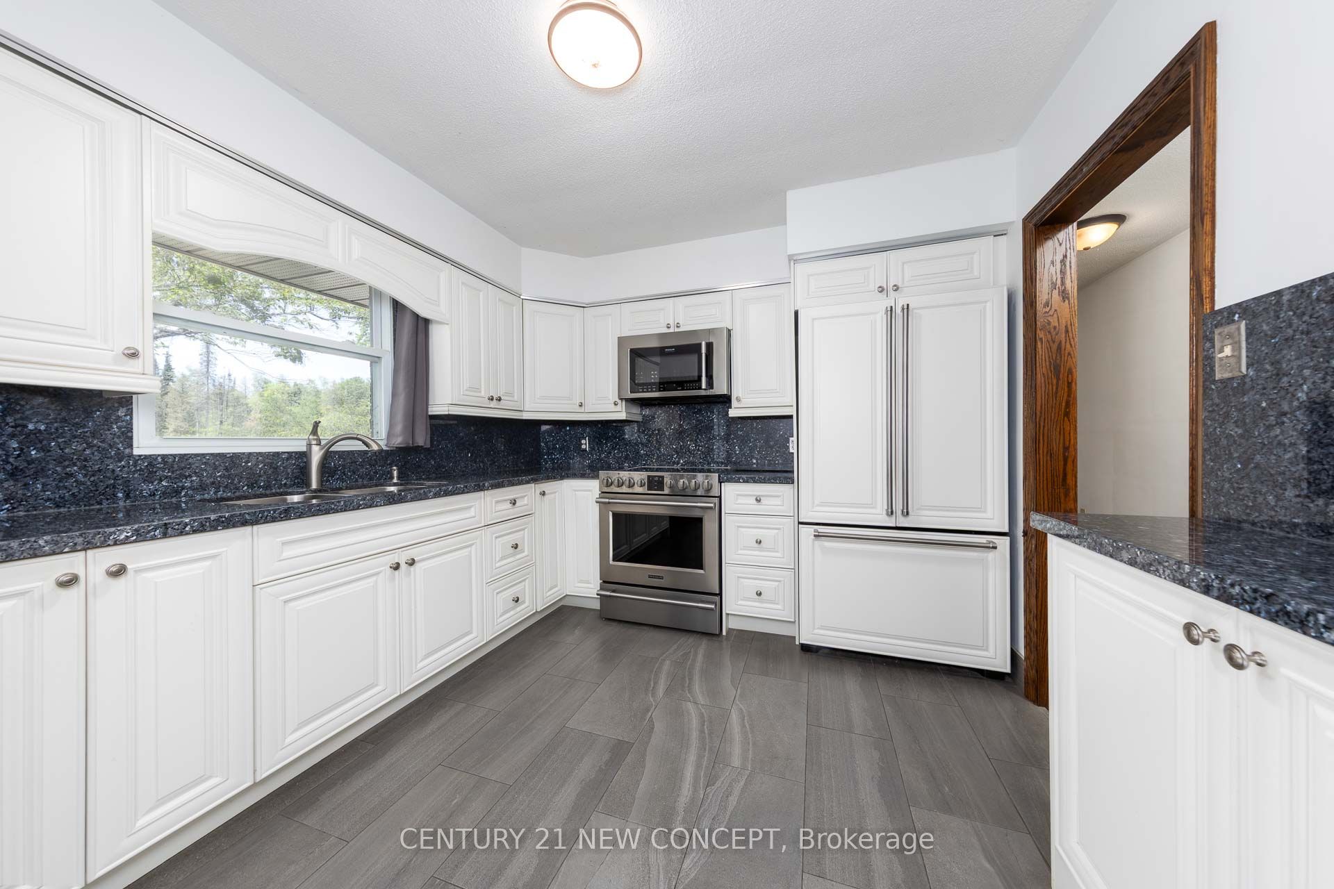 20430 Bathurst Street Property Photo 9